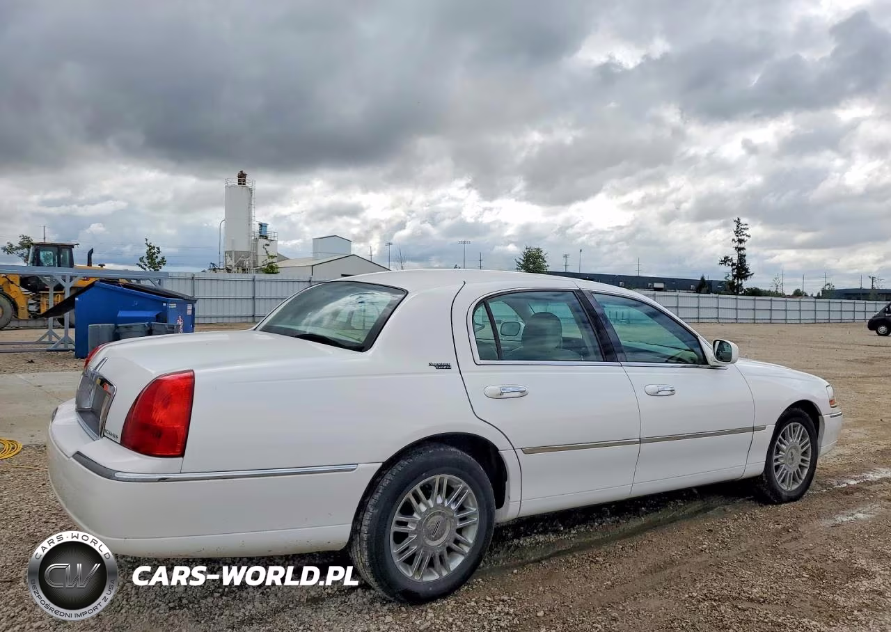 2009 Lincoln Town Car Signature Limited VIN:2LNHM82V99X614201 - 3