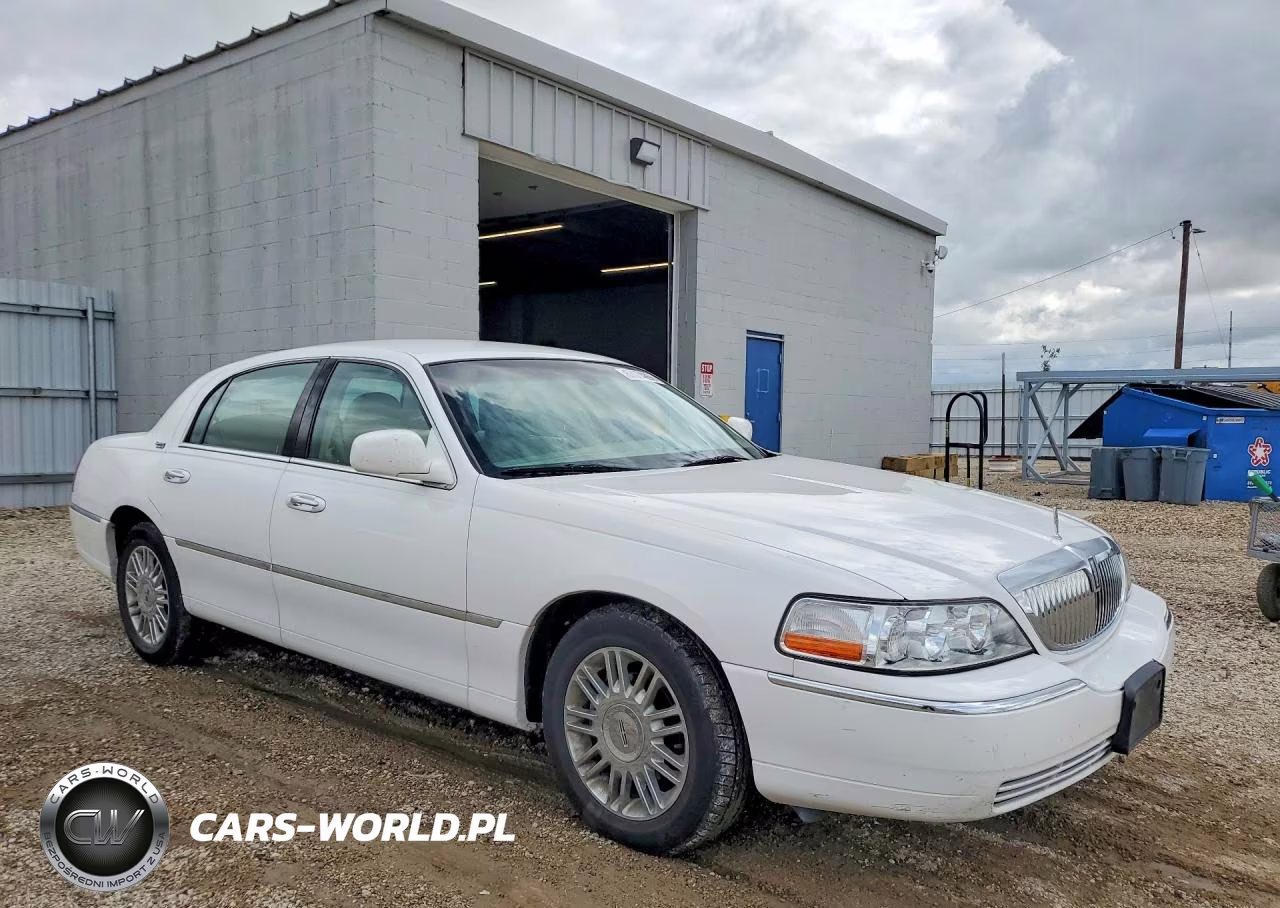 2009 Lincoln Town Car Signature Limited VIN:2LNHM82V99X614201 - 4