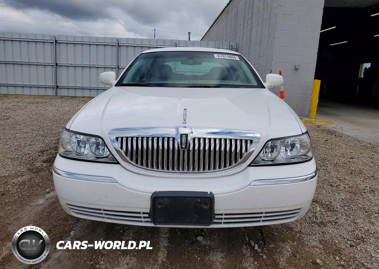 2009 Lincoln Town Car Signature Limited VIN:2LNHM82V99X614201 - 5