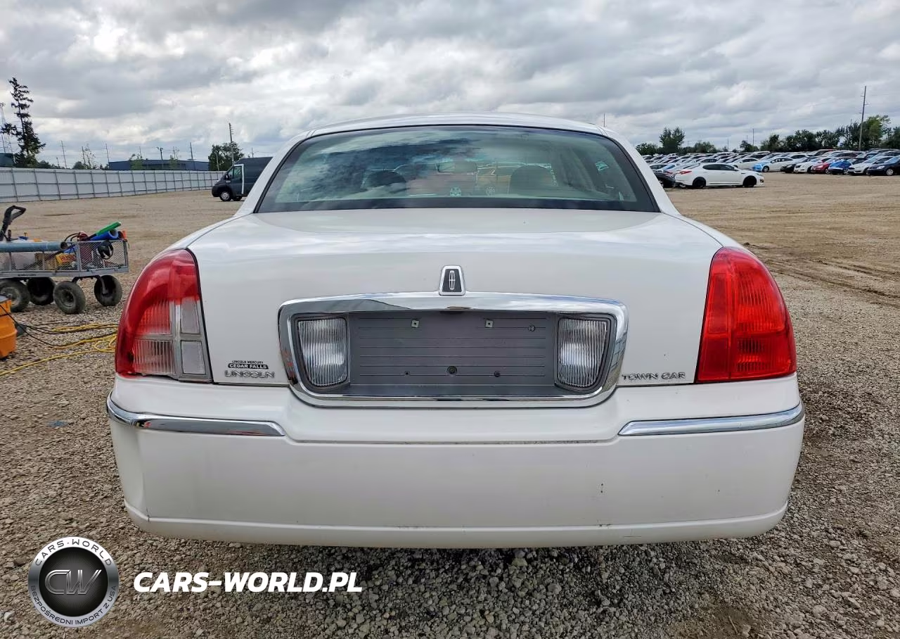 2009 Lincoln Town Car Signature Limited VIN:2LNHM82V99X614201 - 6