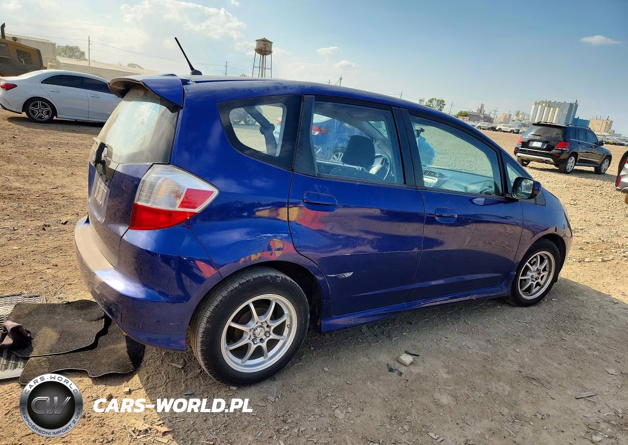 2009 Honda Fit Sport VIN:JHMGE884X9S007737 - 3