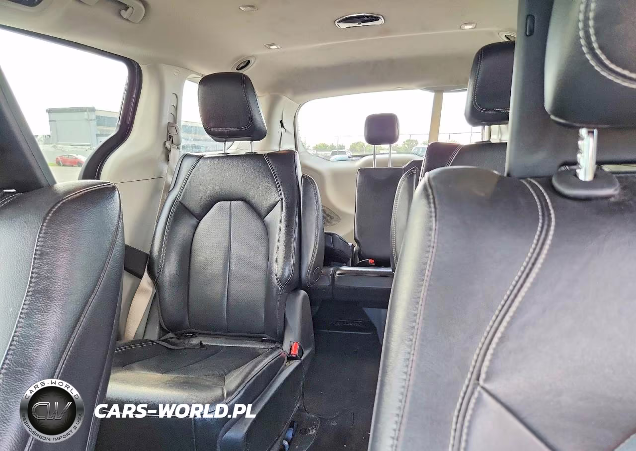 2022 Chrysler Pacifica Hybrid Touring L VIN:2C4RC1L78NR126701 - 10