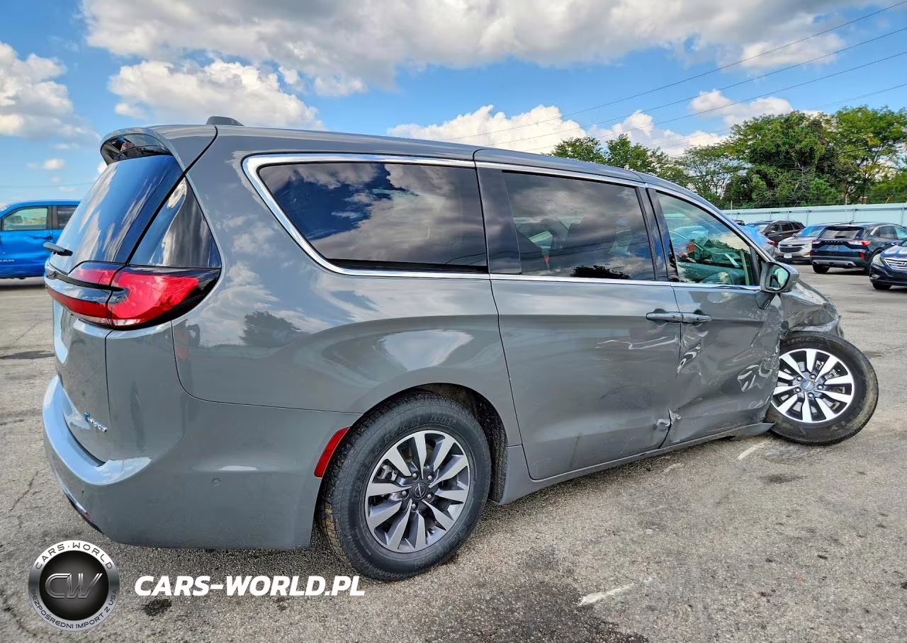 2022 Chrysler Pacifica Hybrid Touring L VIN:2C4RC1L78NR126701 - 3