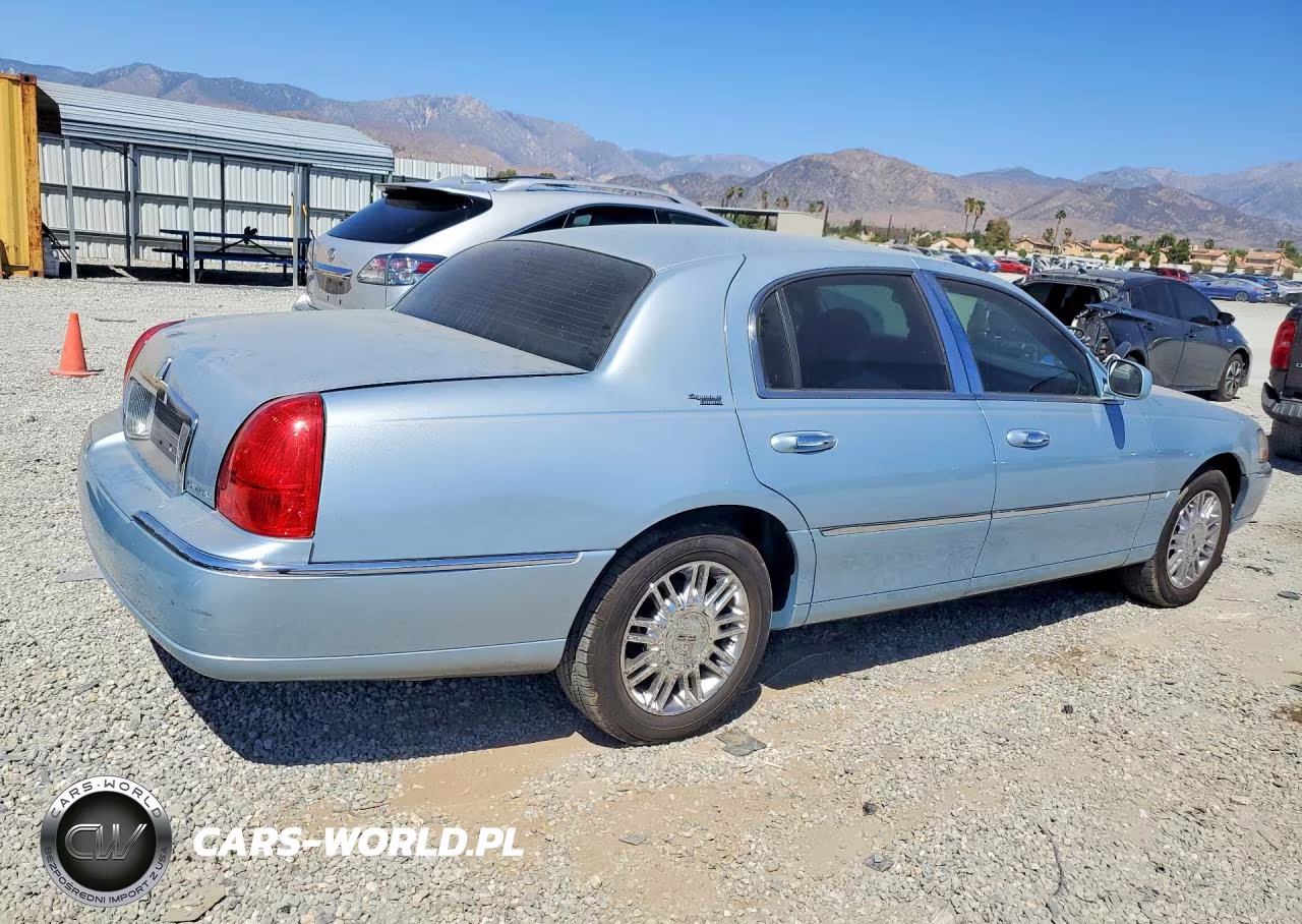2007 Lincoln Town Car Signature Limited VIN:1LNHM82W07Y606820 - 3