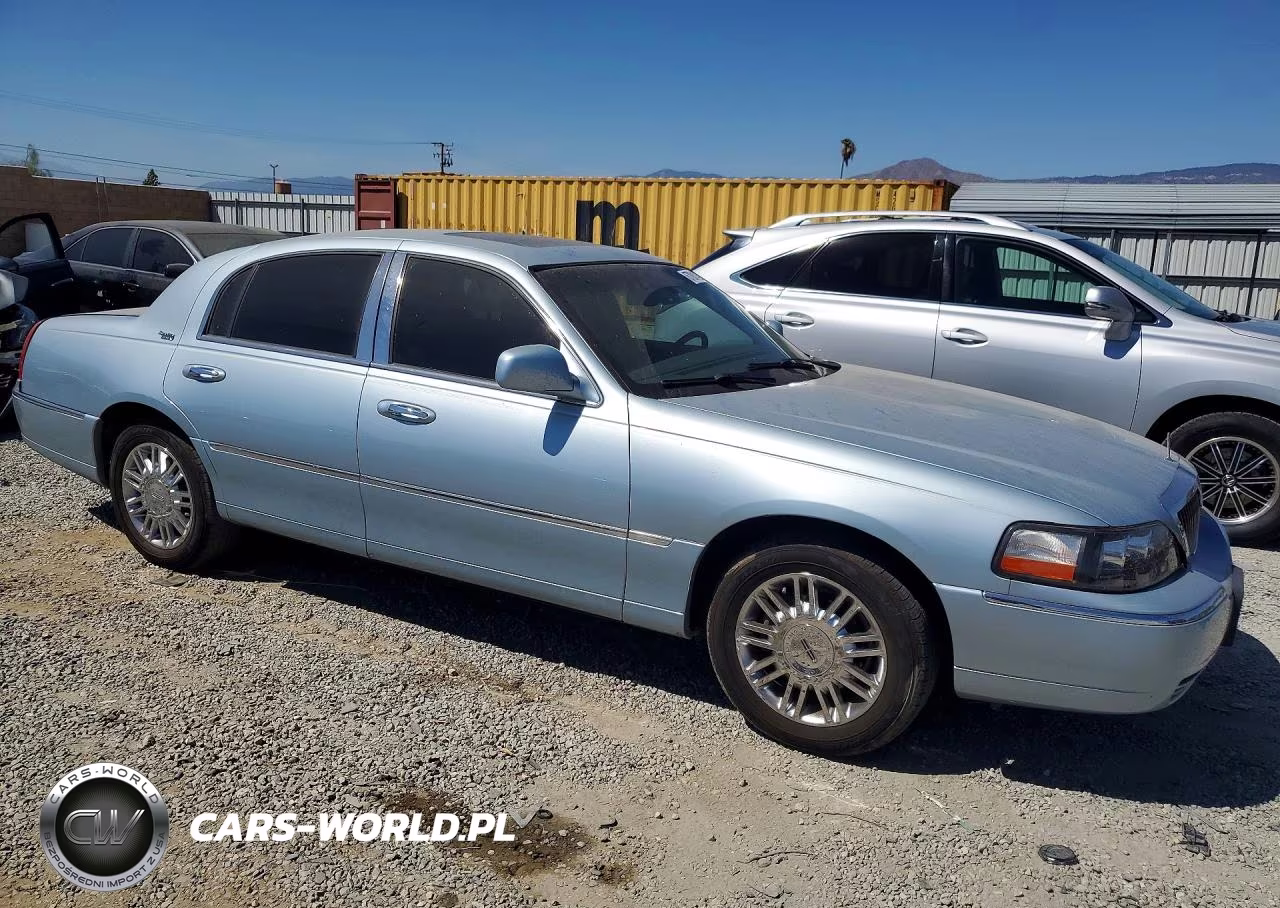2007 Lincoln Town Car Signature Limited VIN:1LNHM82W07Y606820 - 4
