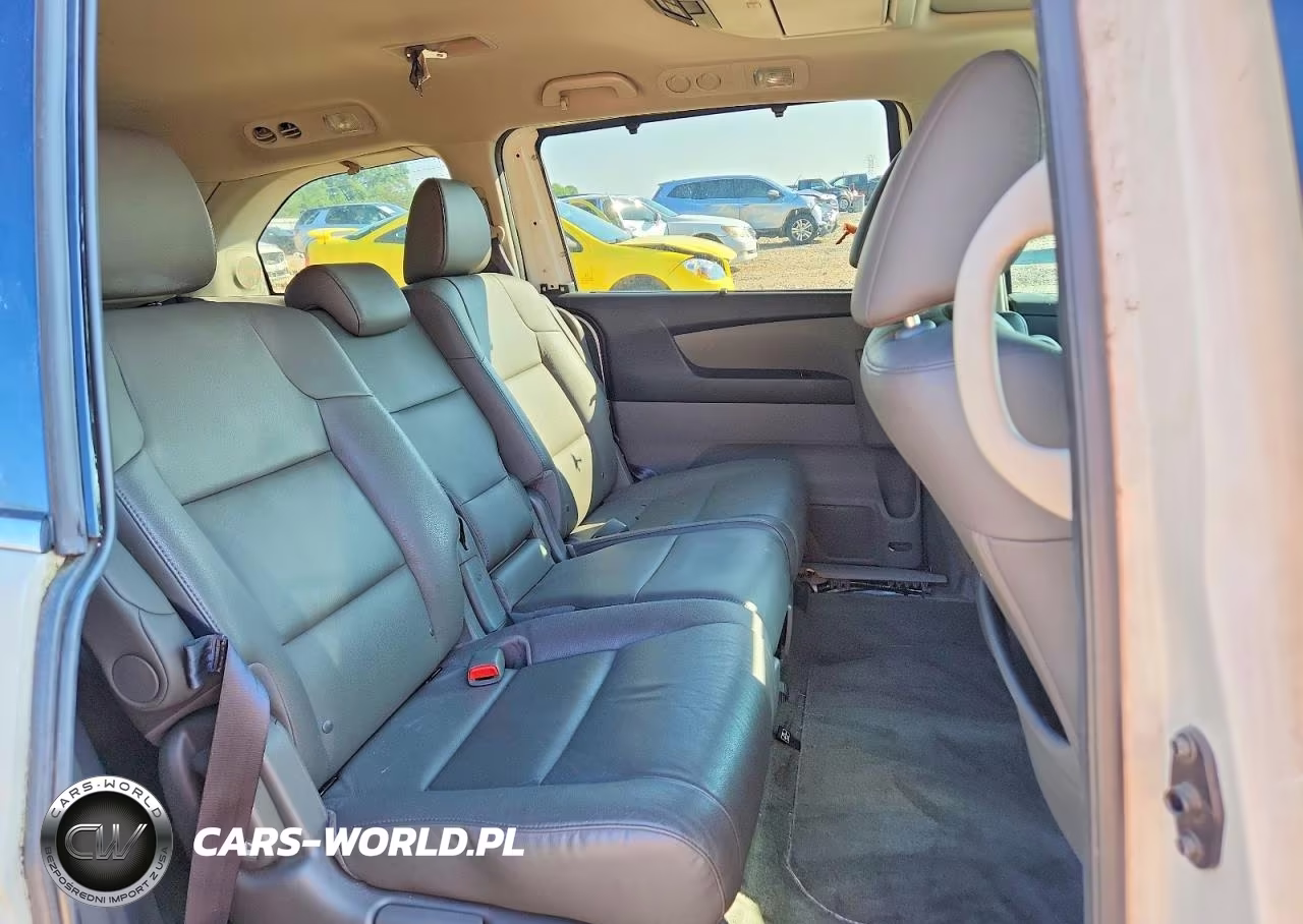 2015 Honda Odyssey Touring VIN:5FNRL5H95FB122832 - 11