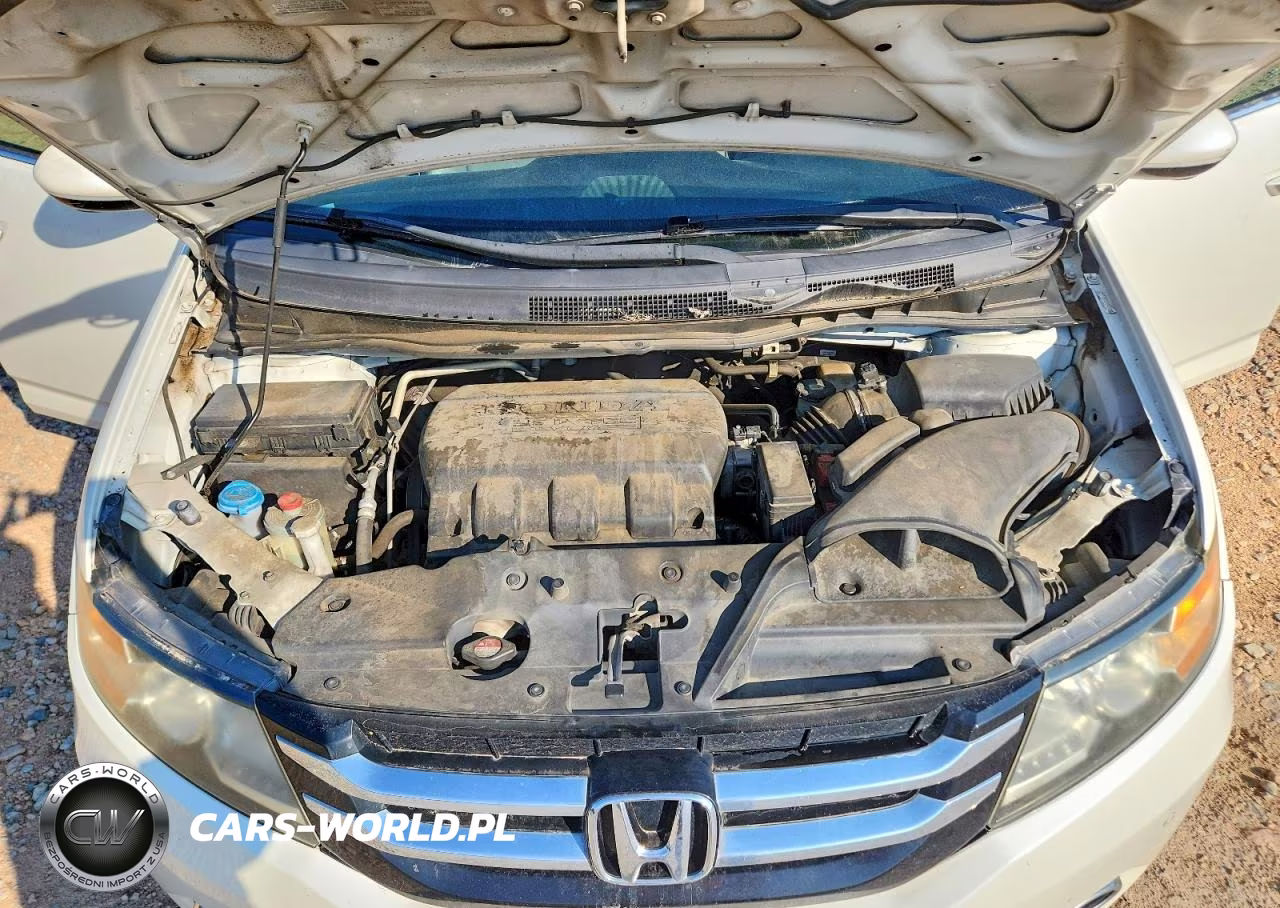 2015 Honda Odyssey Touring VIN:5FNRL5H95FB122832 - 12