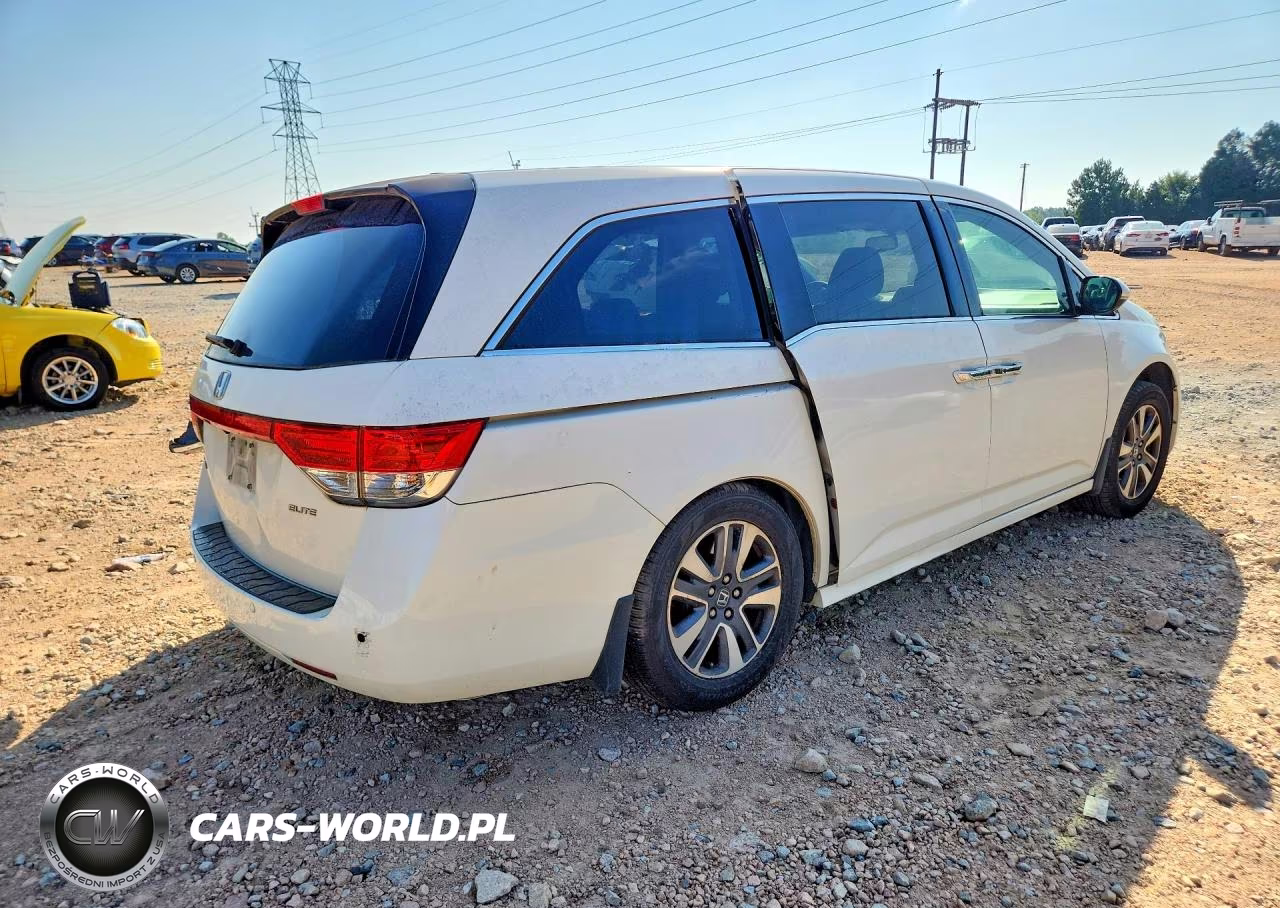 2015 Honda Odyssey Touring VIN:5FNRL5H95FB122832 - 3