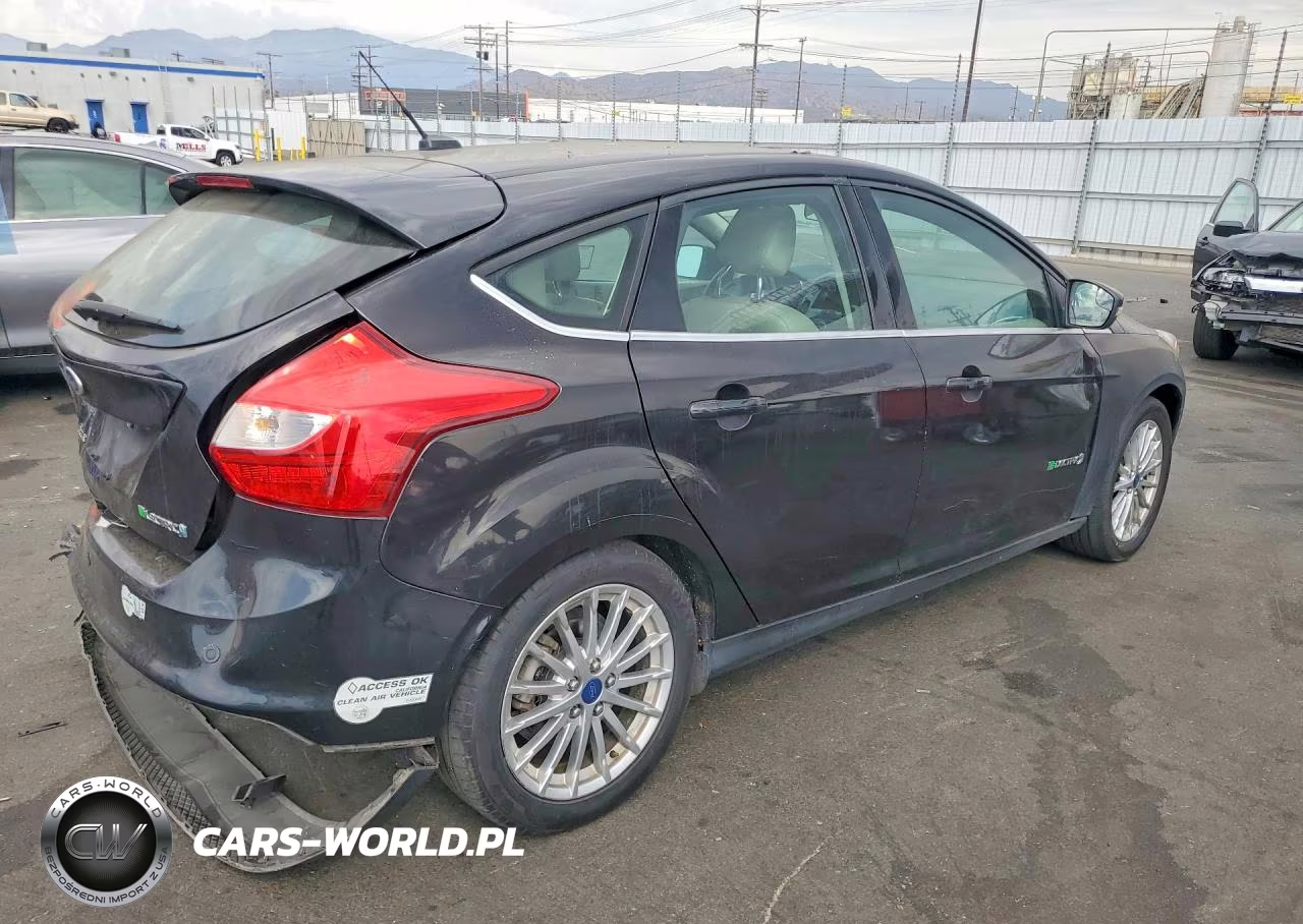 2013 Ford Focus VIN:1FADP3R42DL126004 - 3