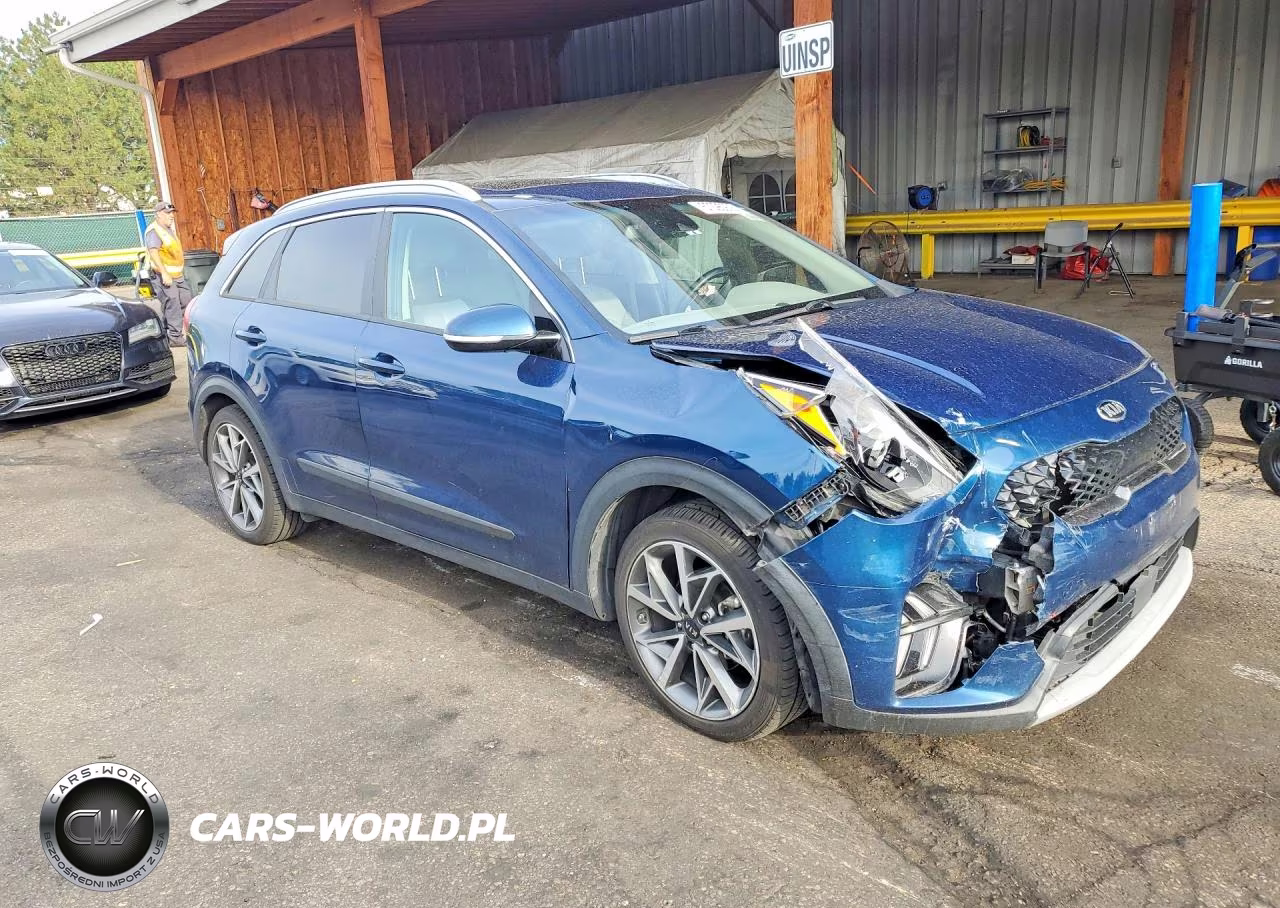 2021 Kia Niro Touring VIN:KNDCC3LC7M5477156 - 4