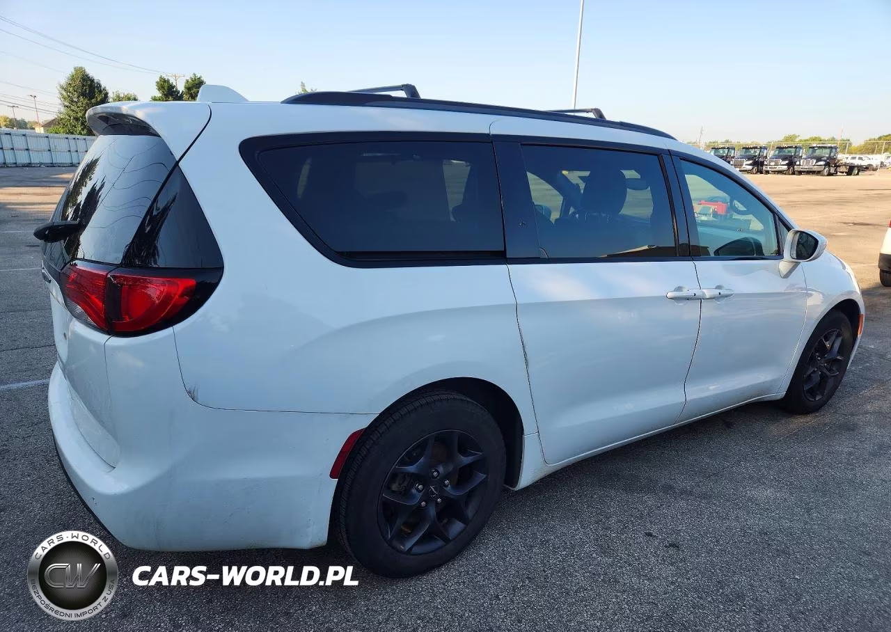 2019 Chrysler Pacifica Touring L Plus VIN:2C4RC1EGXKR613990 - 3