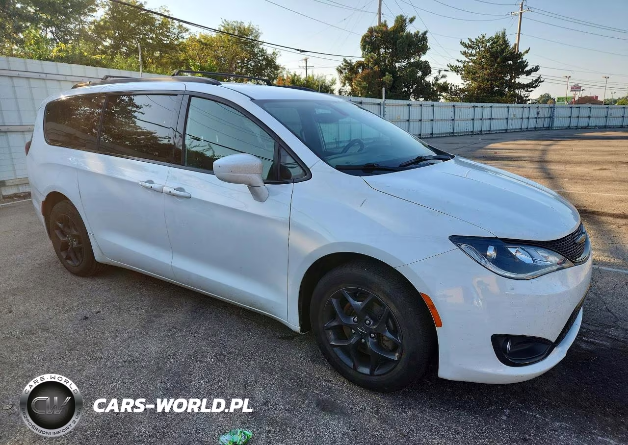 2019 Chrysler Pacifica Touring L Plus VIN:2C4RC1EGXKR613990 - 4