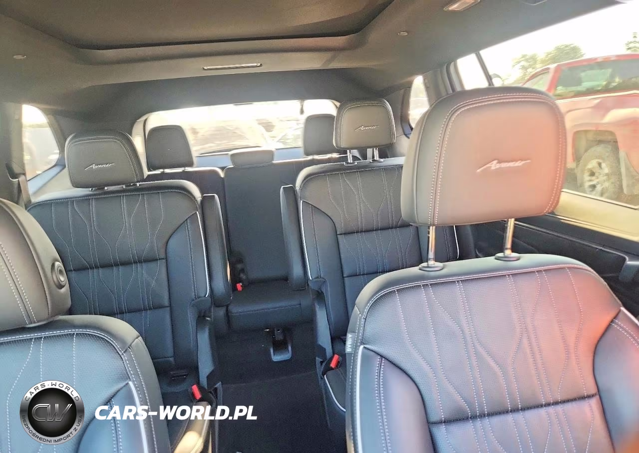 2025 Buick Enclave Avenir VIN:5GAEVCRSXSJ104992 - 10