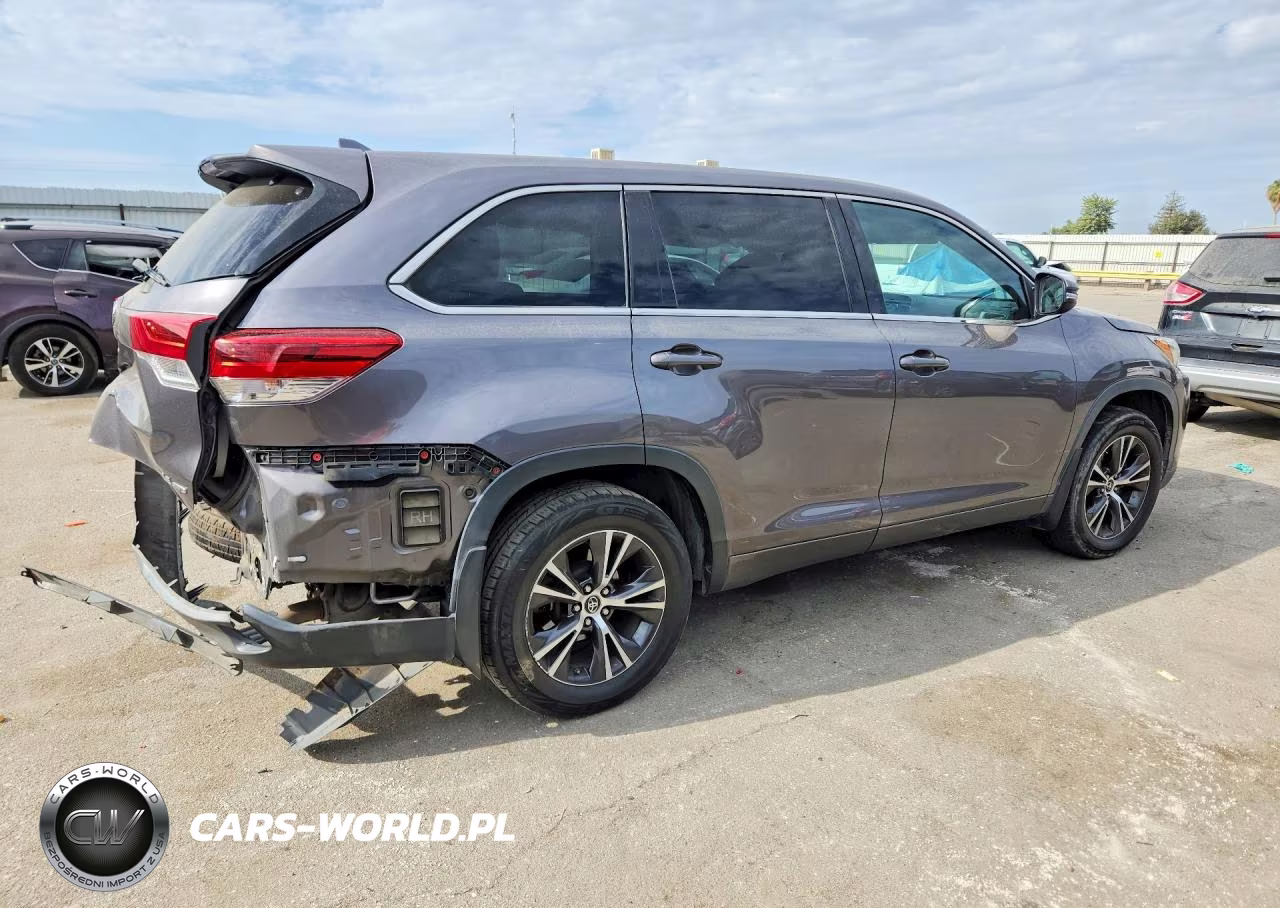 2018 Toyota Highlander Le Plus VIN:5TDBZRFH0JS826815 - 3