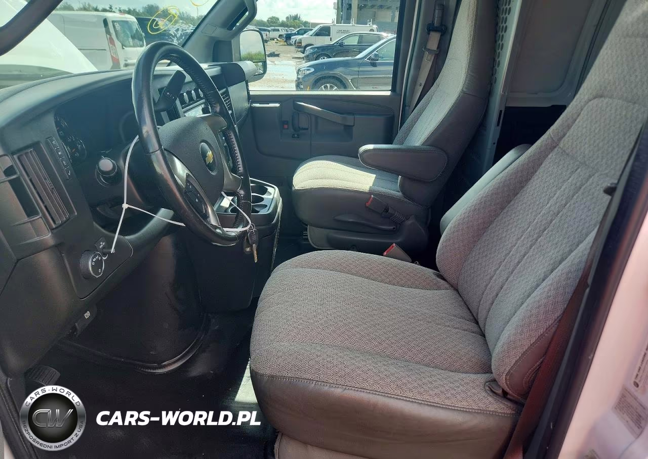2018 Chevrolet Express G2500 VIN:1GCWGBFP2J1312239 - 7
