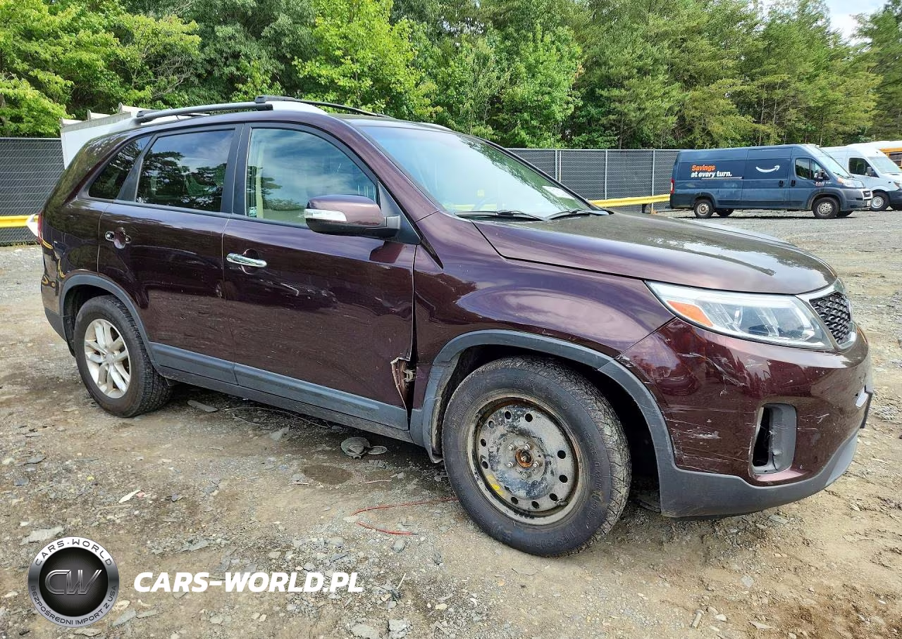 2015 Kia Sorento Lx VIN:5XYKT4A77FG573807 - 4