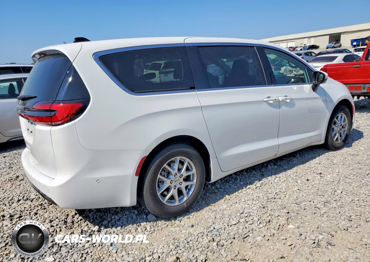 2023 Chrysler Pacifica Touring L VIN:2C4RC1BG4PR575183 - 3