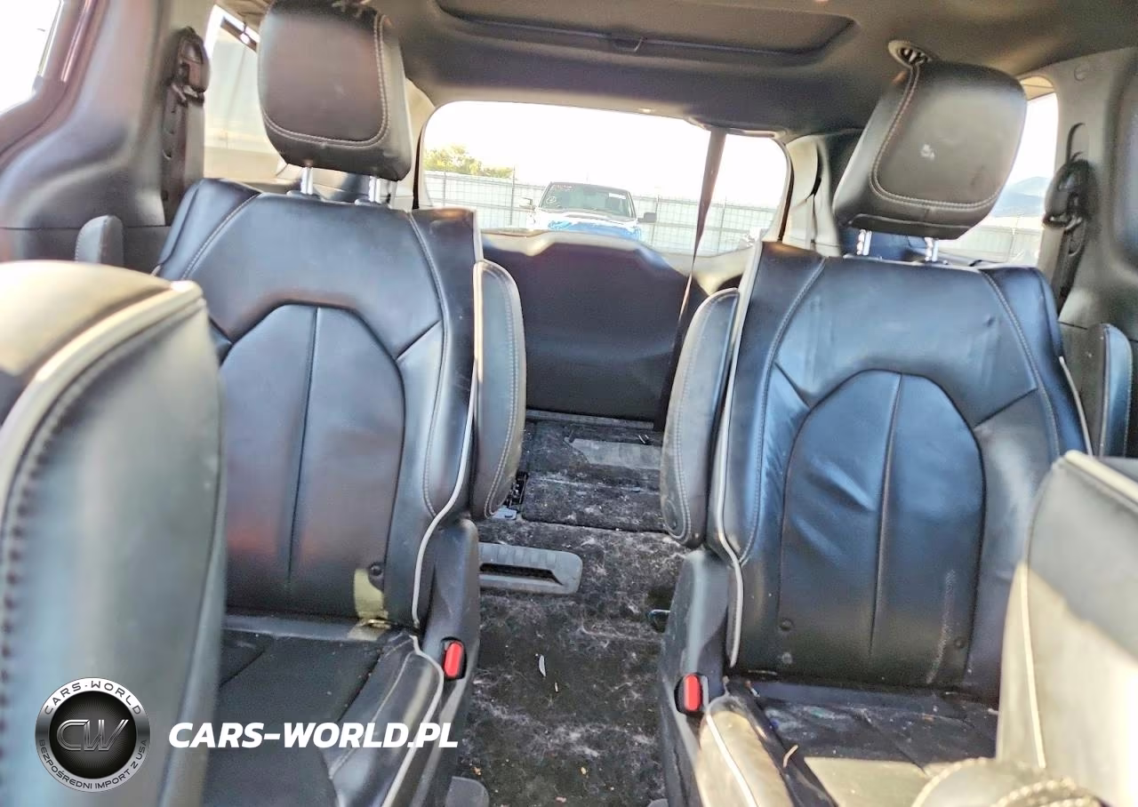 2020 Chrysler Pacifica Hybrid Limited VIN:2C4RC1N79LR200606 - 10