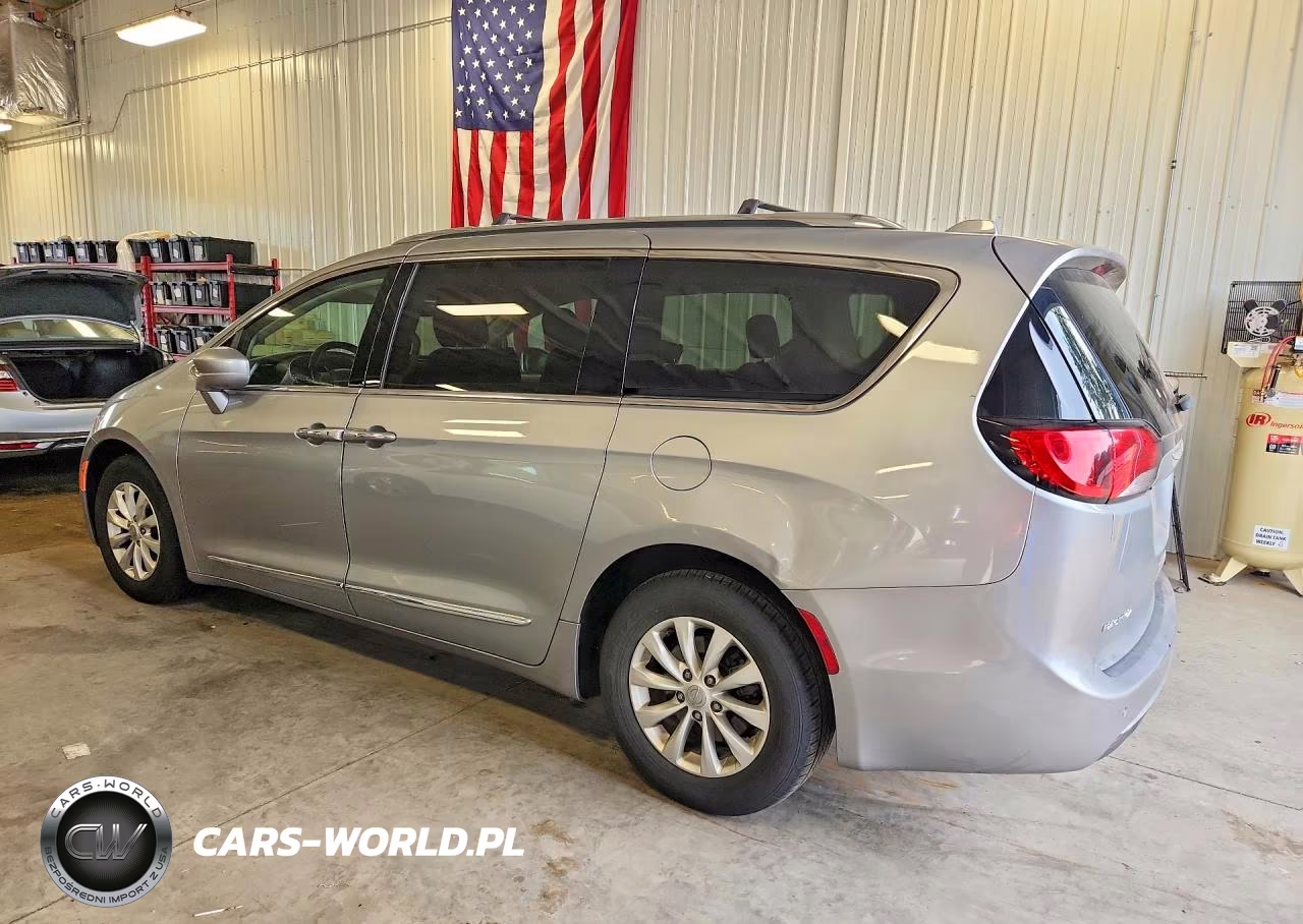 2019 Chrysler Pacifica Touring L VIN:2C4RC1BG2KR539825 - 2