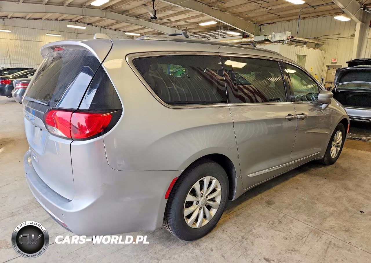 2019 Chrysler Pacifica Touring L VIN:2C4RC1BG2KR539825 - 3