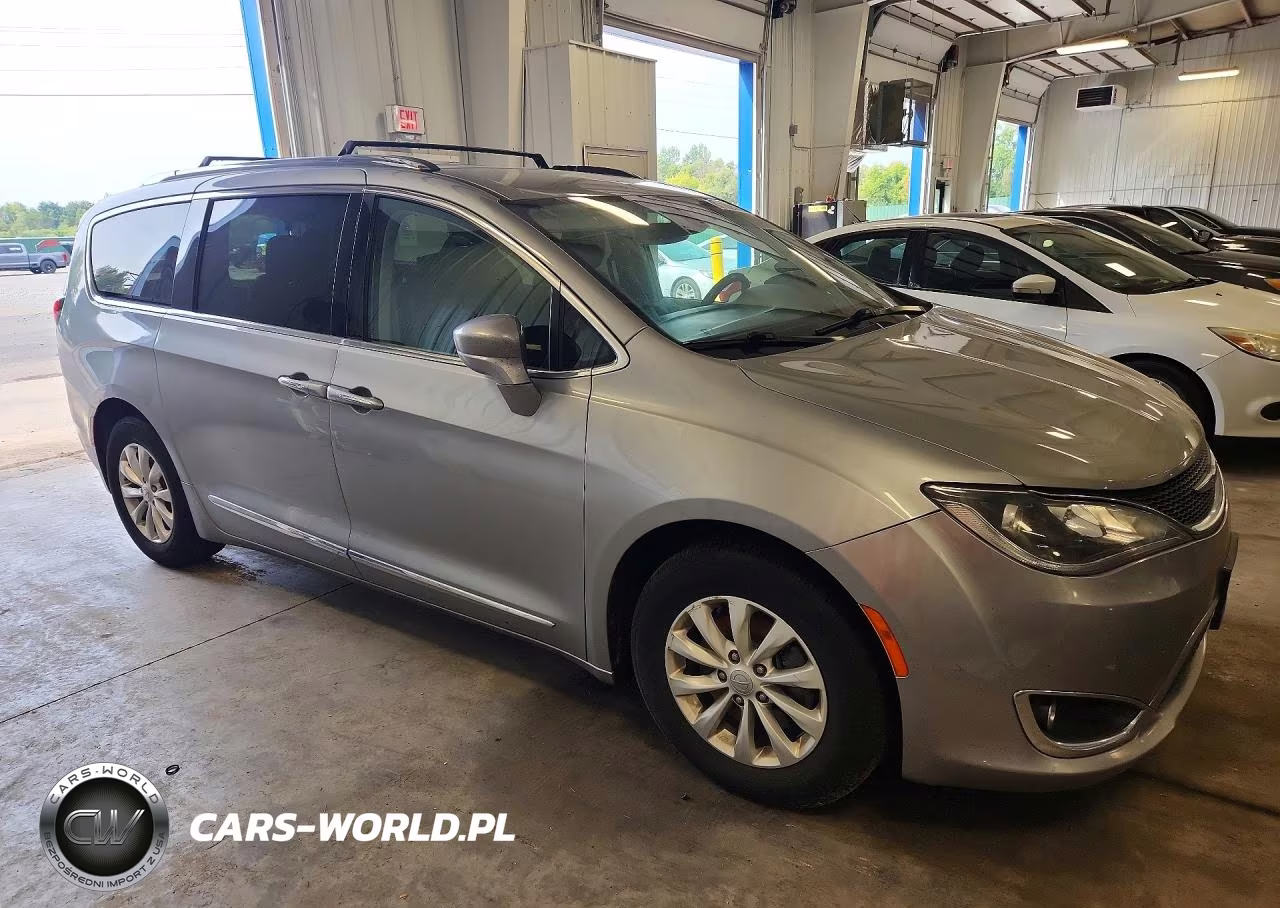 2019 Chrysler Pacifica Touring L VIN:2C4RC1BG2KR539825 - 4