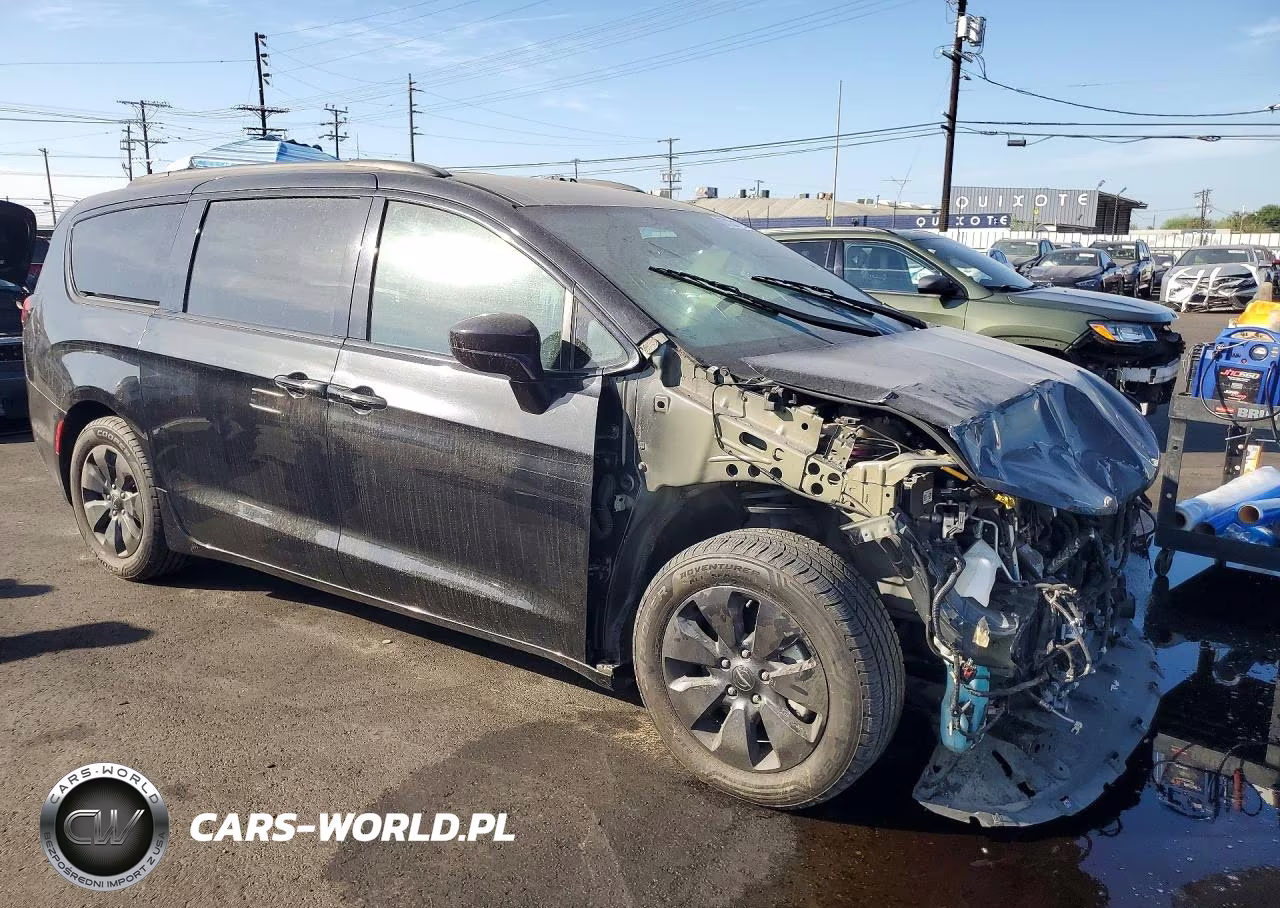 2019 Chrysler Pacifica Hybrid Touring Plus VIN:2C4RC1H77KR532893 - 4