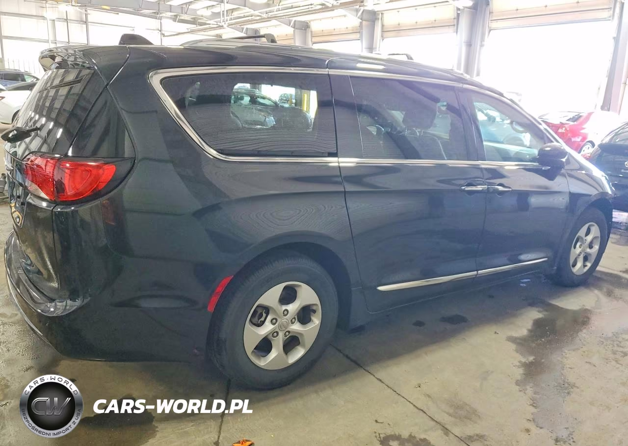 2017 Chrysler Pacifica Touring L Plus VIN:2C4RC1EG7HR821771 - 3