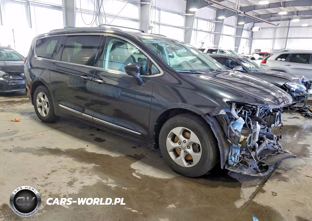 2017 Chrysler Pacifica Touring L Plus VIN:2C4RC1EG7HR821771 - 4