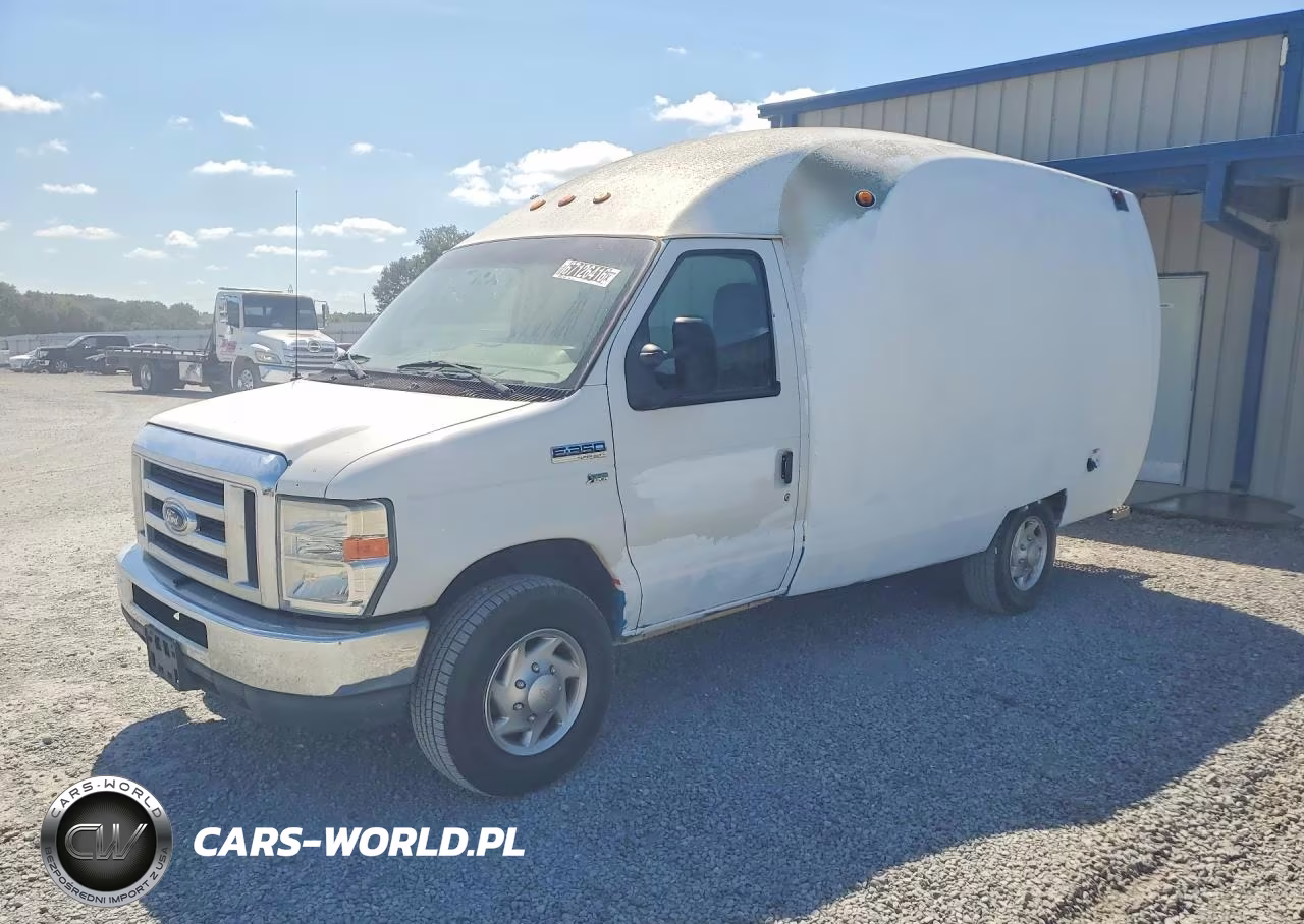 2013 Ford Econoline E350 Super Duty Cutaway Van