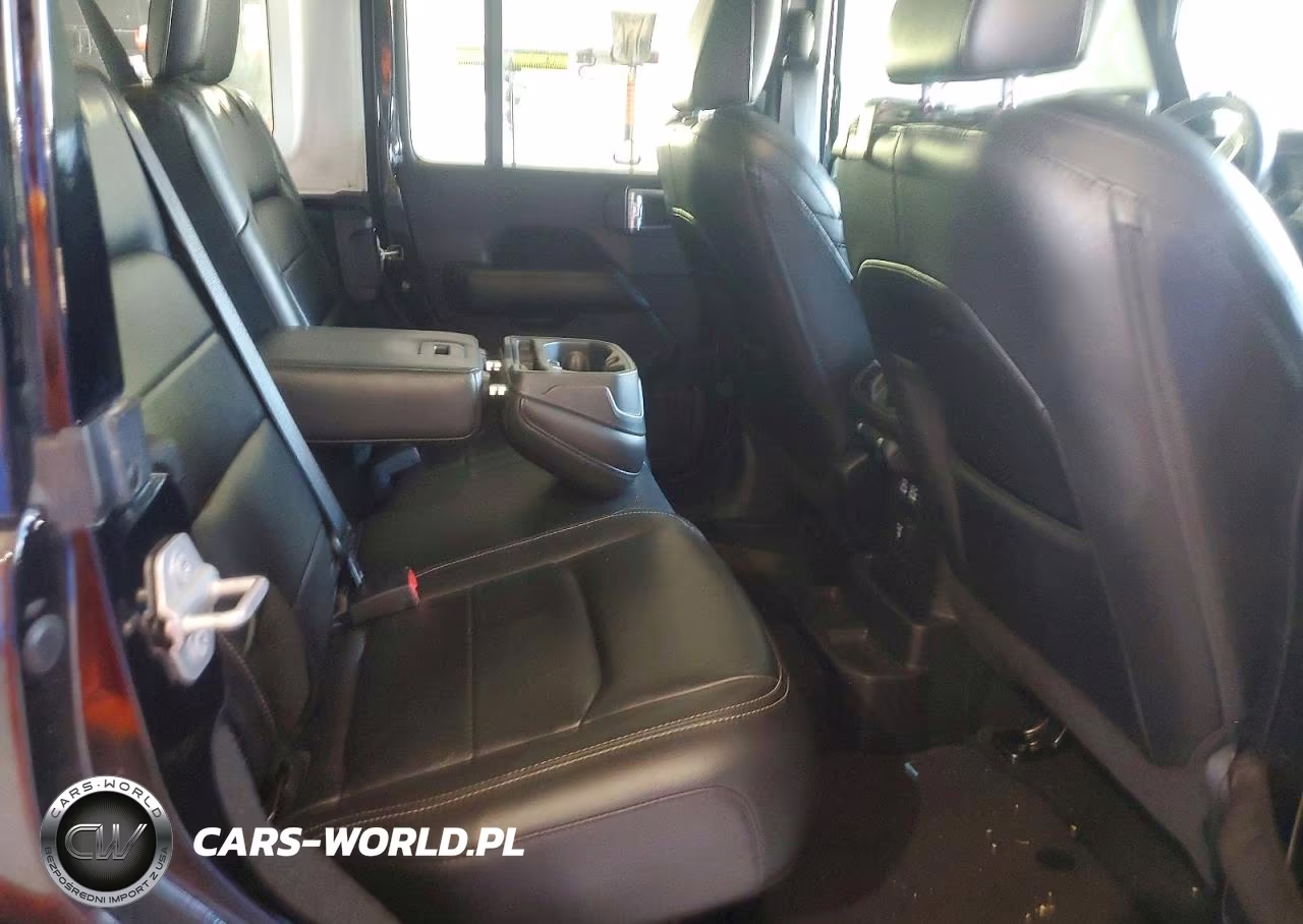 2018 Jeep Wrangler Unlimited Sahara VIN:1C4HJXEG0JW111368 - 11