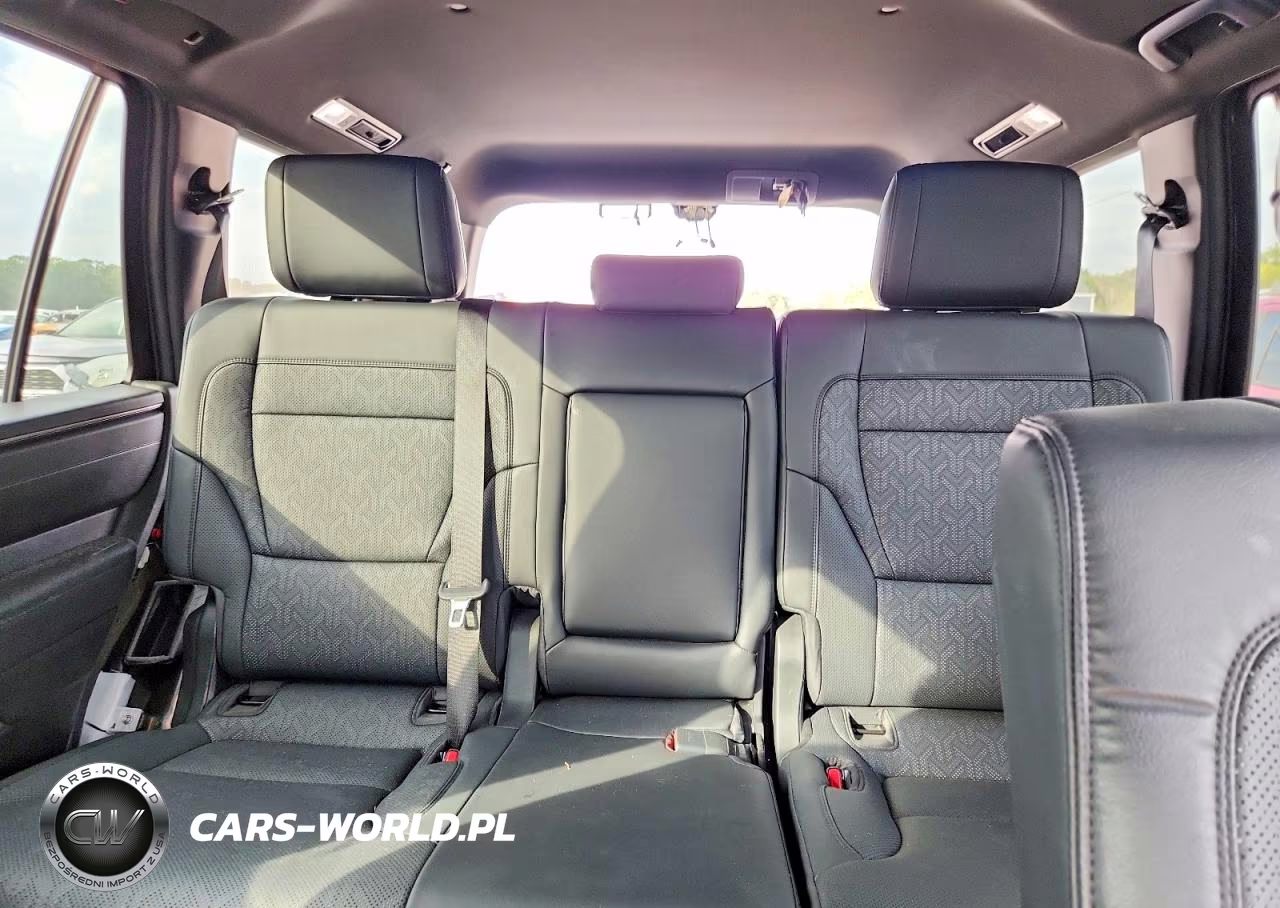 2025 Toyota Sequoia Sr5 VIN:7SVAAABAXSX052409 - 10