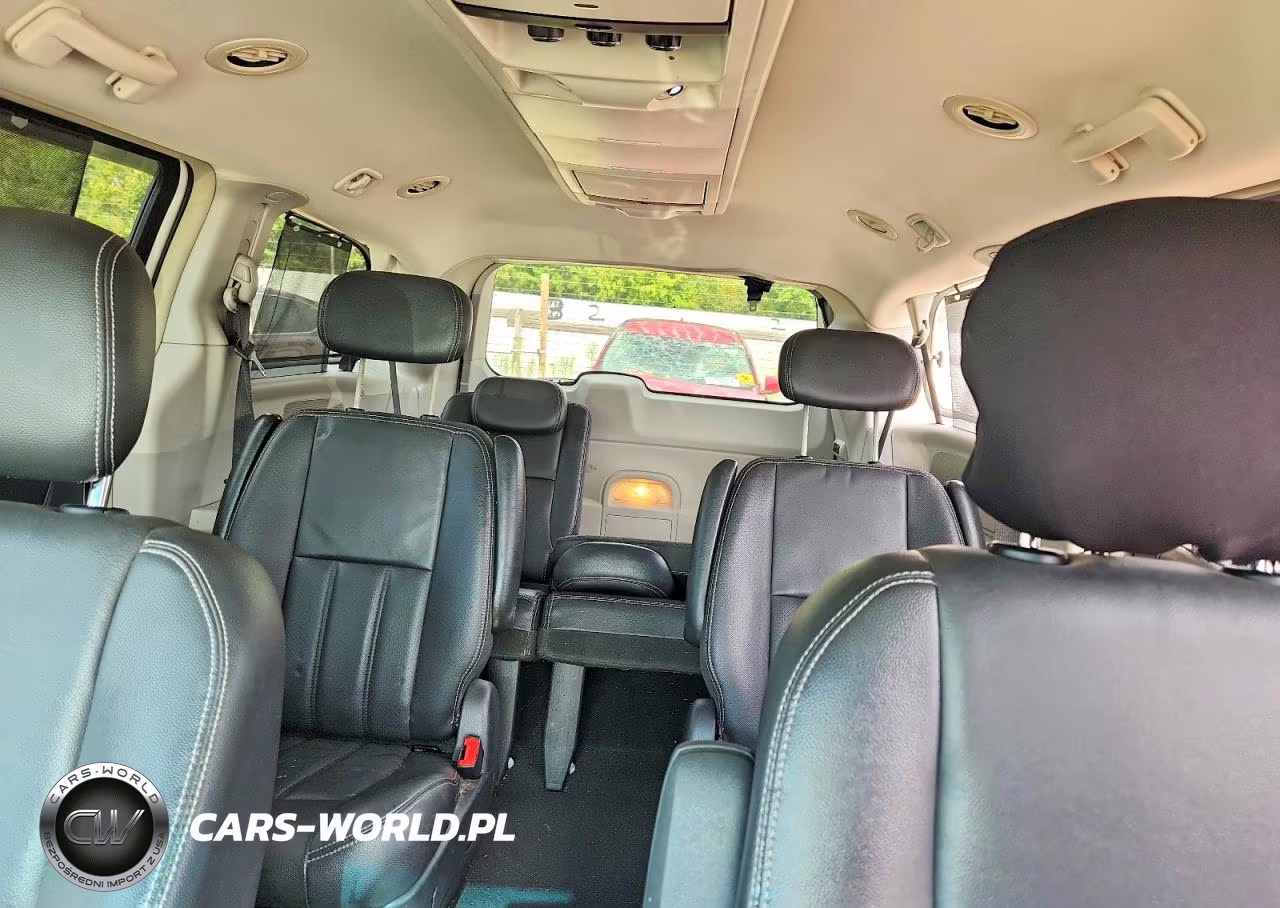 2010 Chrysler Town & Country Touring Plus VIN:2A4RR8DXXAR366715 - 10