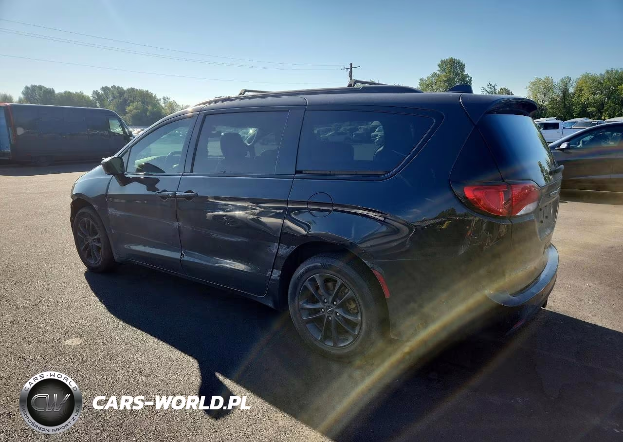 2020 Chrysler Pacifica Touring L VIN:2C4RC3BG0LR263674 - 2