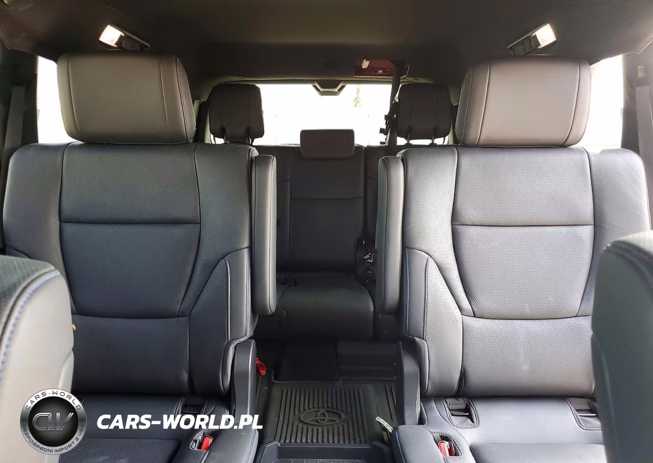 2025 Toyota Sequoia Platinum VIN:7SVAAABA5SX052933 - 10