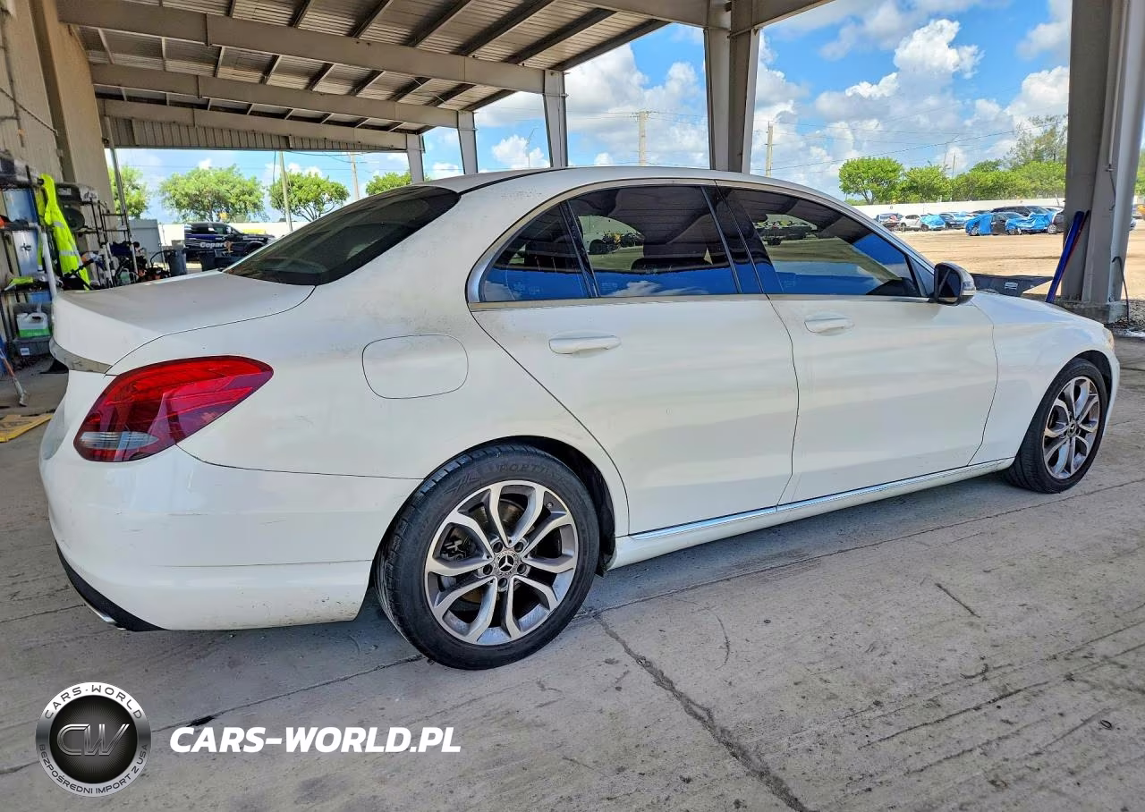 2018 Mercedes-Benz C 300 VIN:55SWF4JB5JU238637 - 3