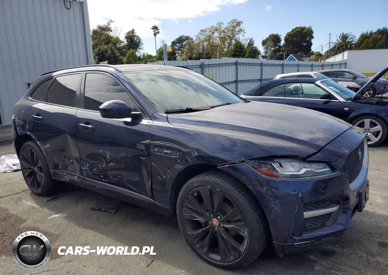 2018 Jaguar F-Pace R - Sport VIN:SADCL2FN5JA298645 - 4