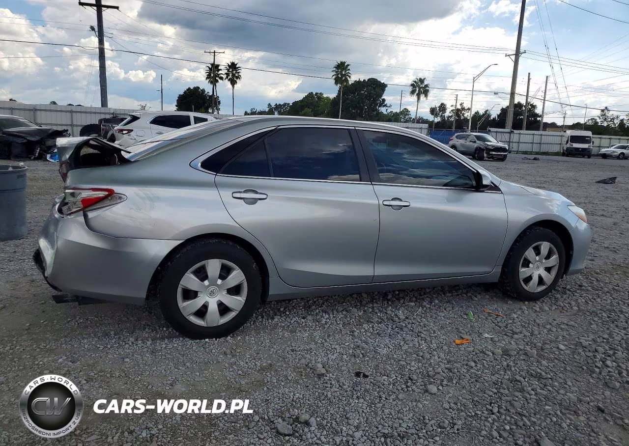 2017 Toyota Camry Le VIN:4T1BF1FK1HU379645 - 3