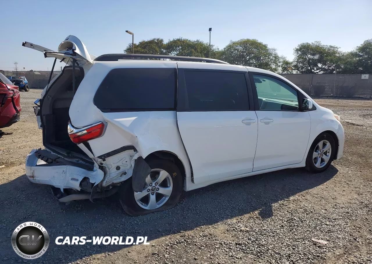 2018 Toyota Sienna Le VIN:5TDKZ3DC4JS933810 - 3
