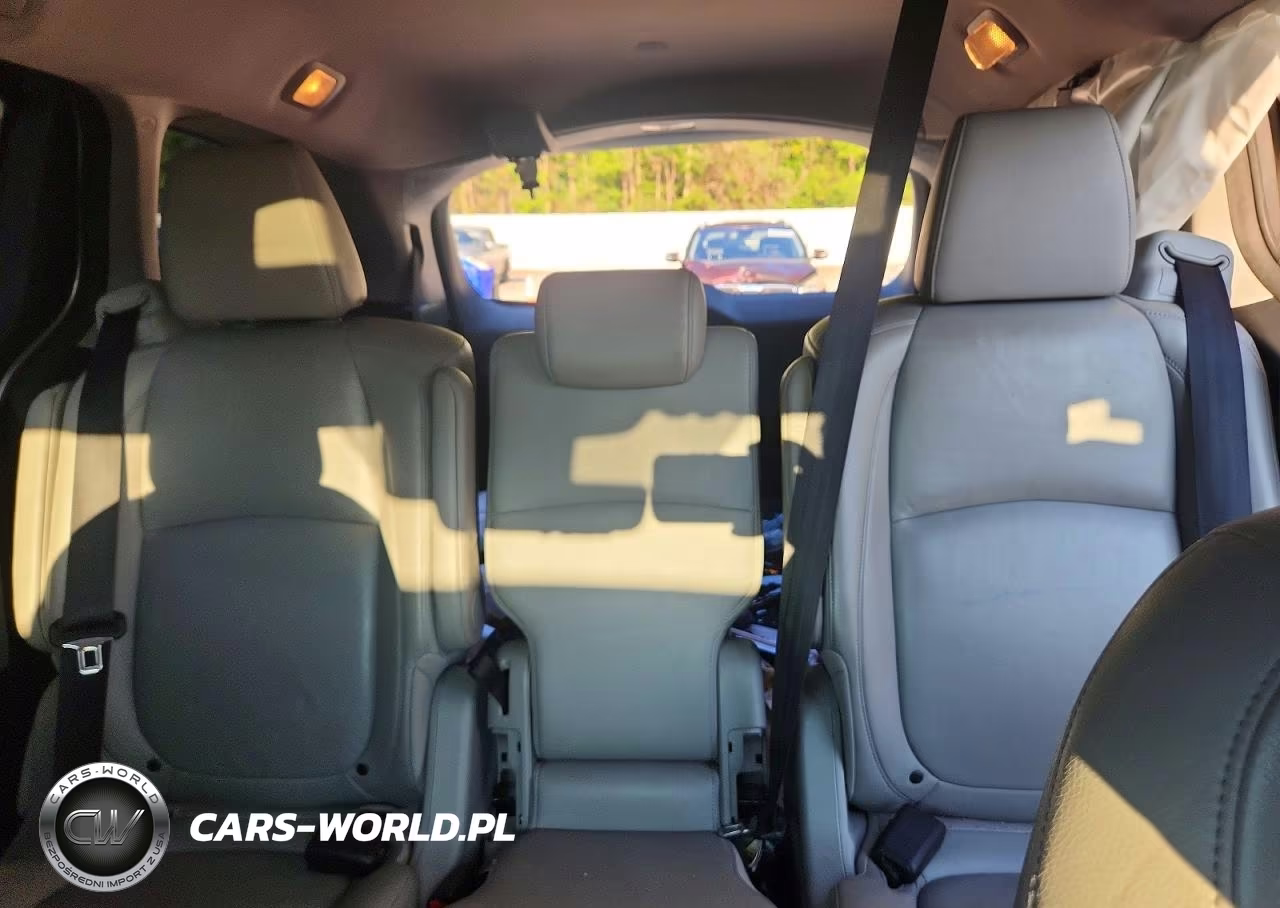 2018 Honda Odyssey Touring VIN:5FNRL6H85JB001790 - 10