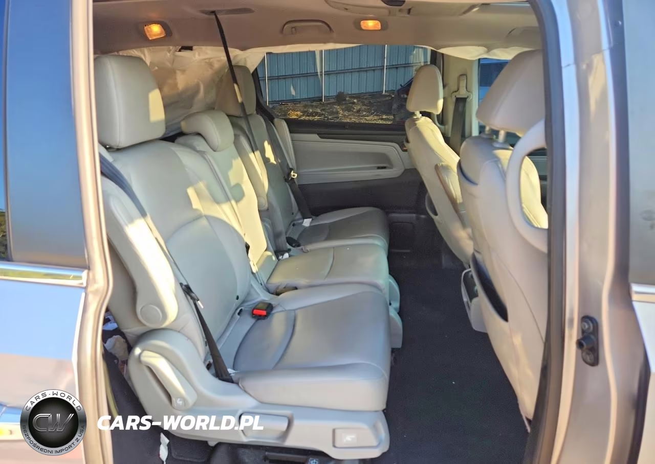 2018 Honda Odyssey Touring VIN:5FNRL6H85JB001790 - 11