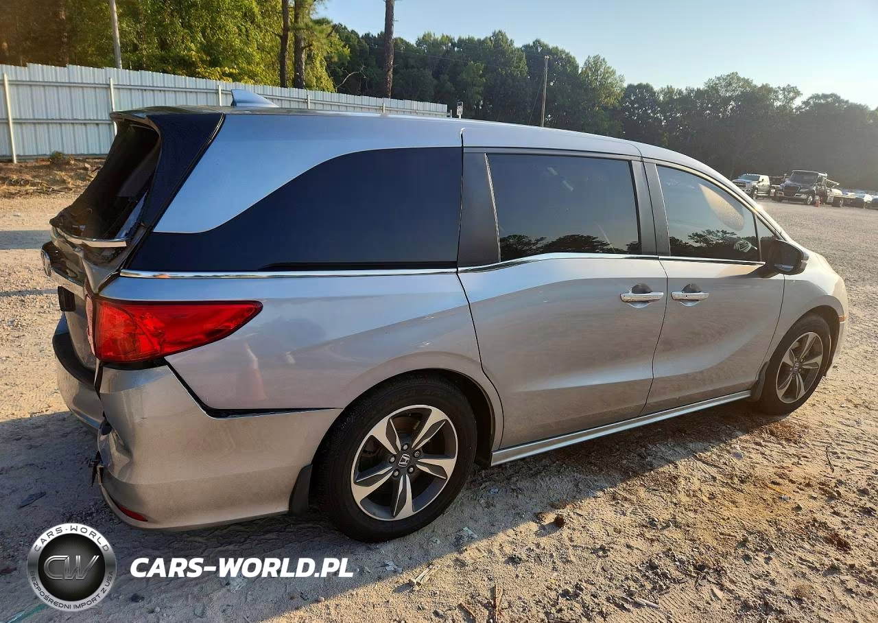 2018 Honda Odyssey Touring VIN:5FNRL6H85JB001790 - 3