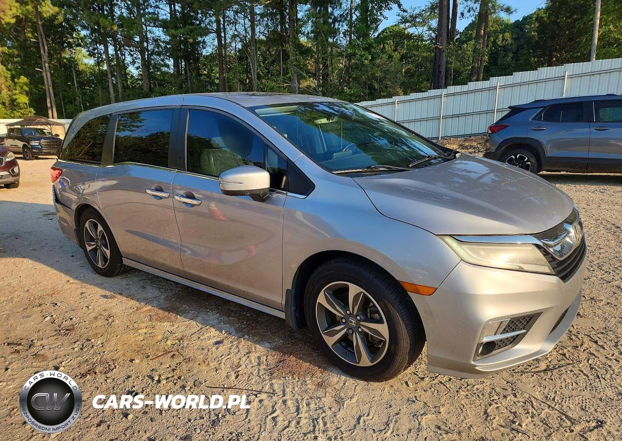 2018 Honda Odyssey Touring VIN:5FNRL6H85JB001790 - 4