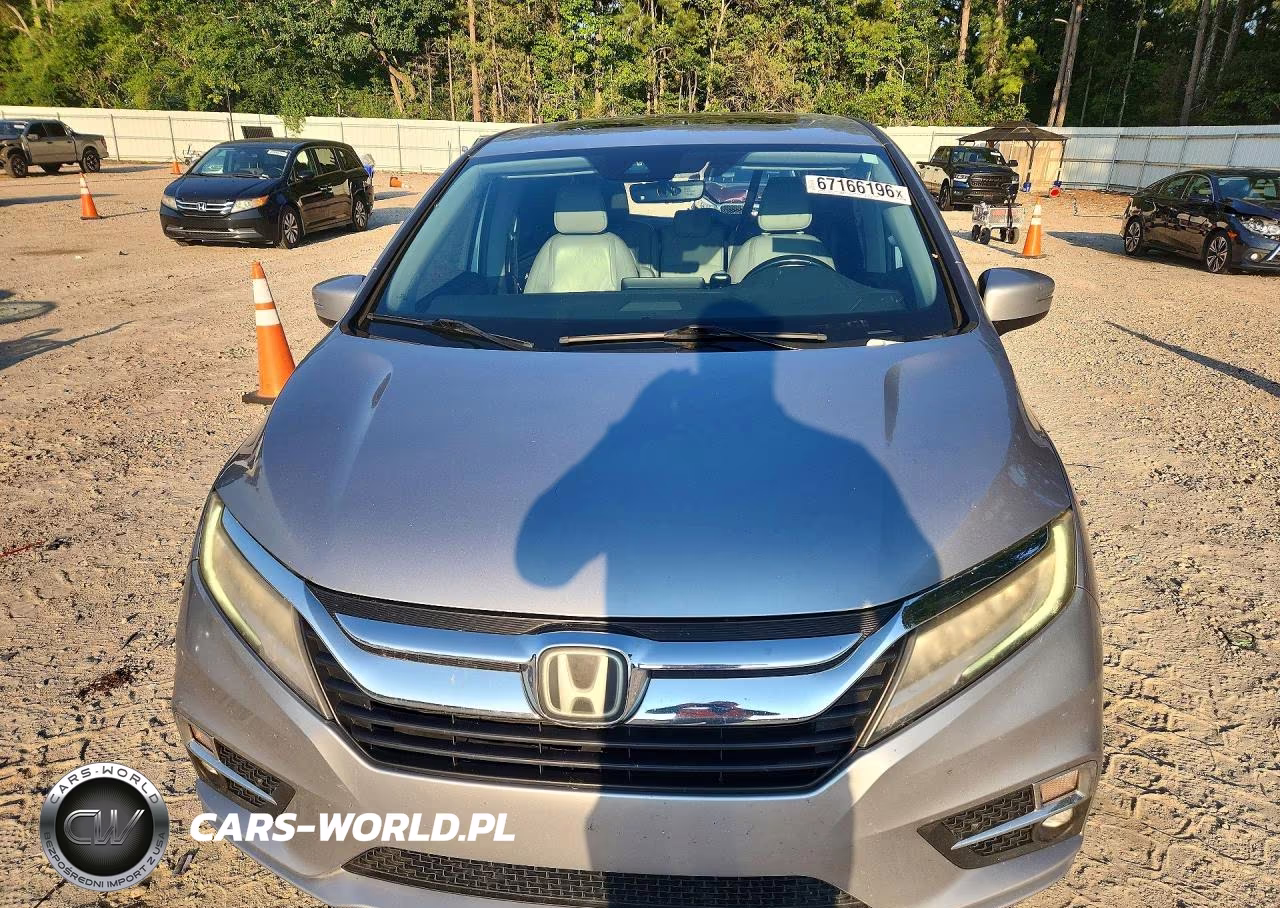 2018 Honda Odyssey Touring VIN:5FNRL6H85JB001790 - 5