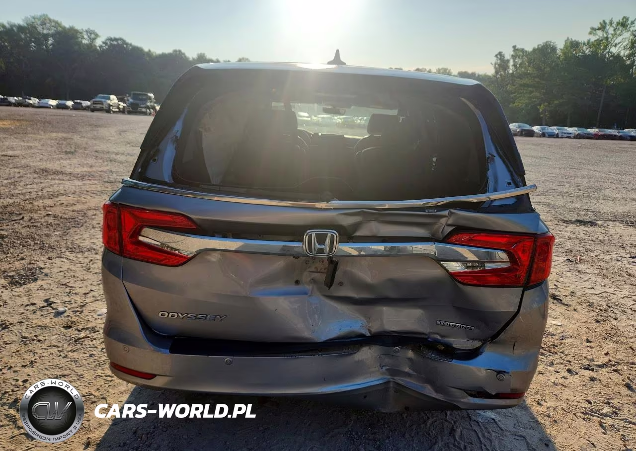 2018 Honda Odyssey Touring VIN:5FNRL6H85JB001790 - 6