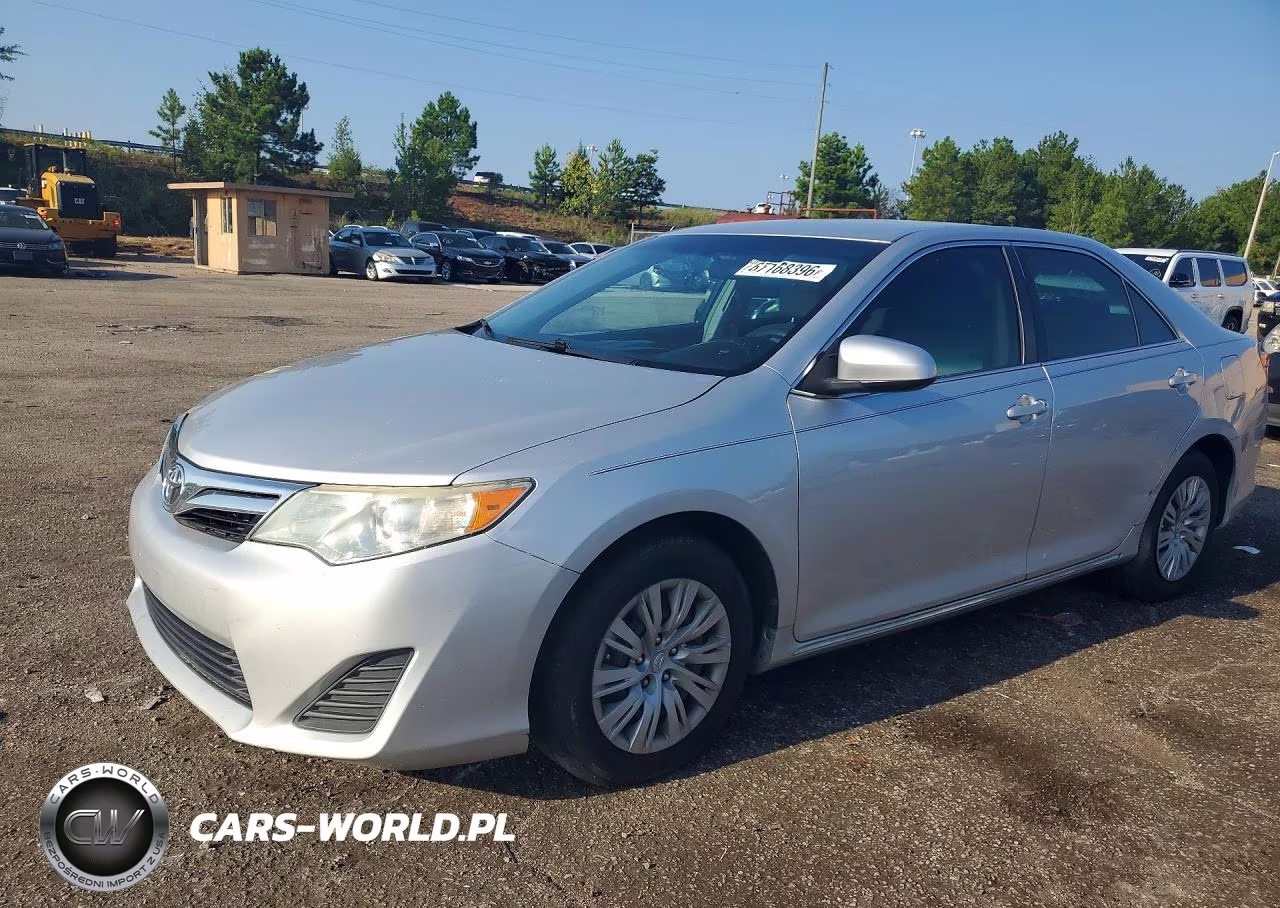 2014 Toyota Camry Le – zdjęcie 1 z 12
