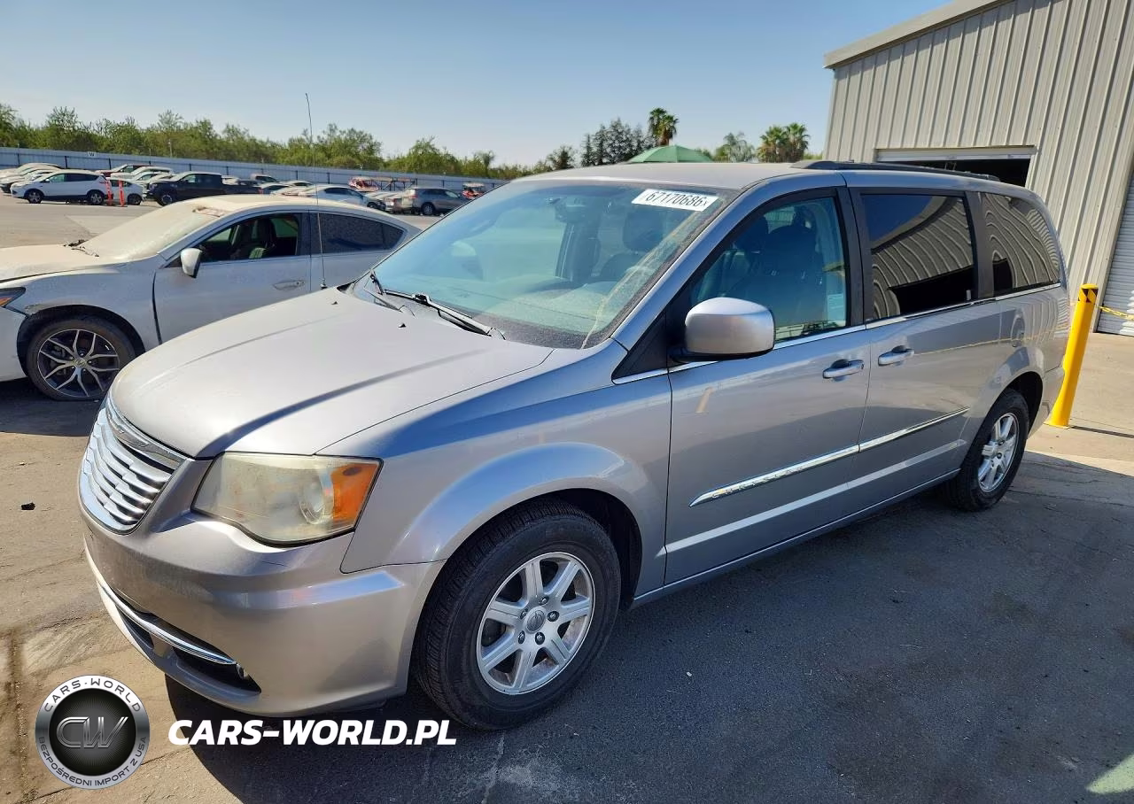 2013 Chrysler Town & Country Touring – zdjęcie 1 z 13
