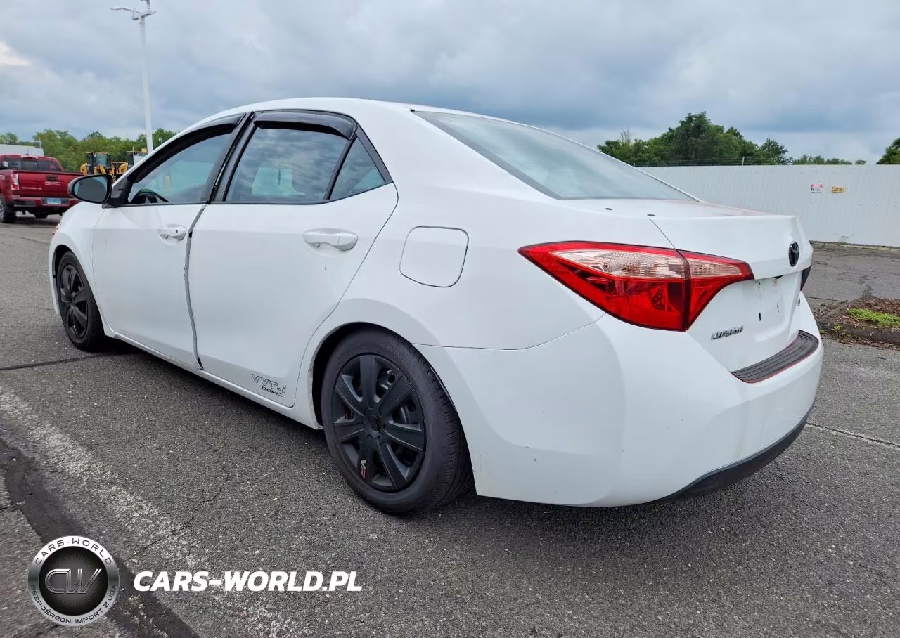 2018 Toyota Corolla Le VIN:5YFBURHE1JP803067 - 2