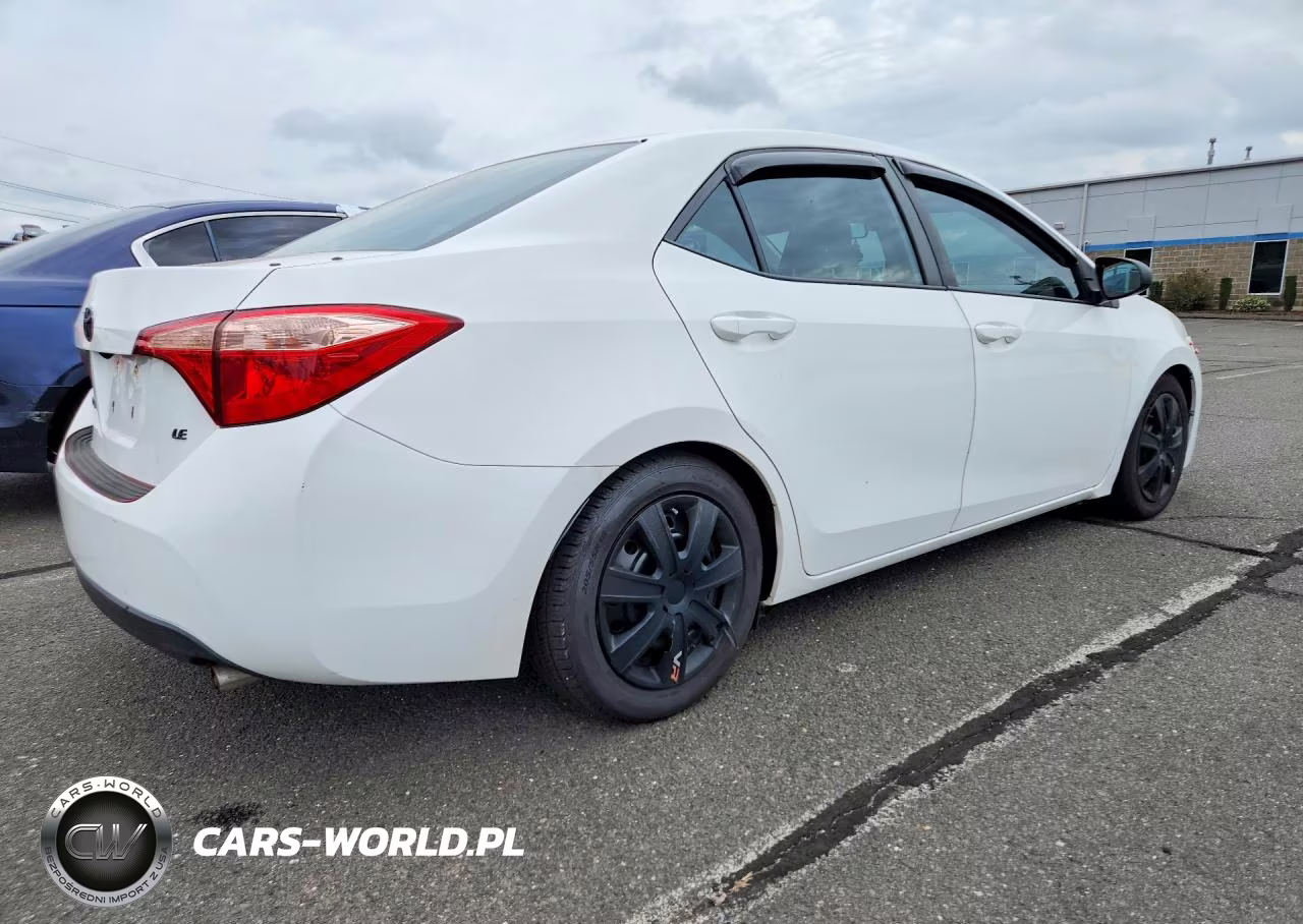 2018 Toyota Corolla Le VIN:5YFBURHE1JP803067 - 3