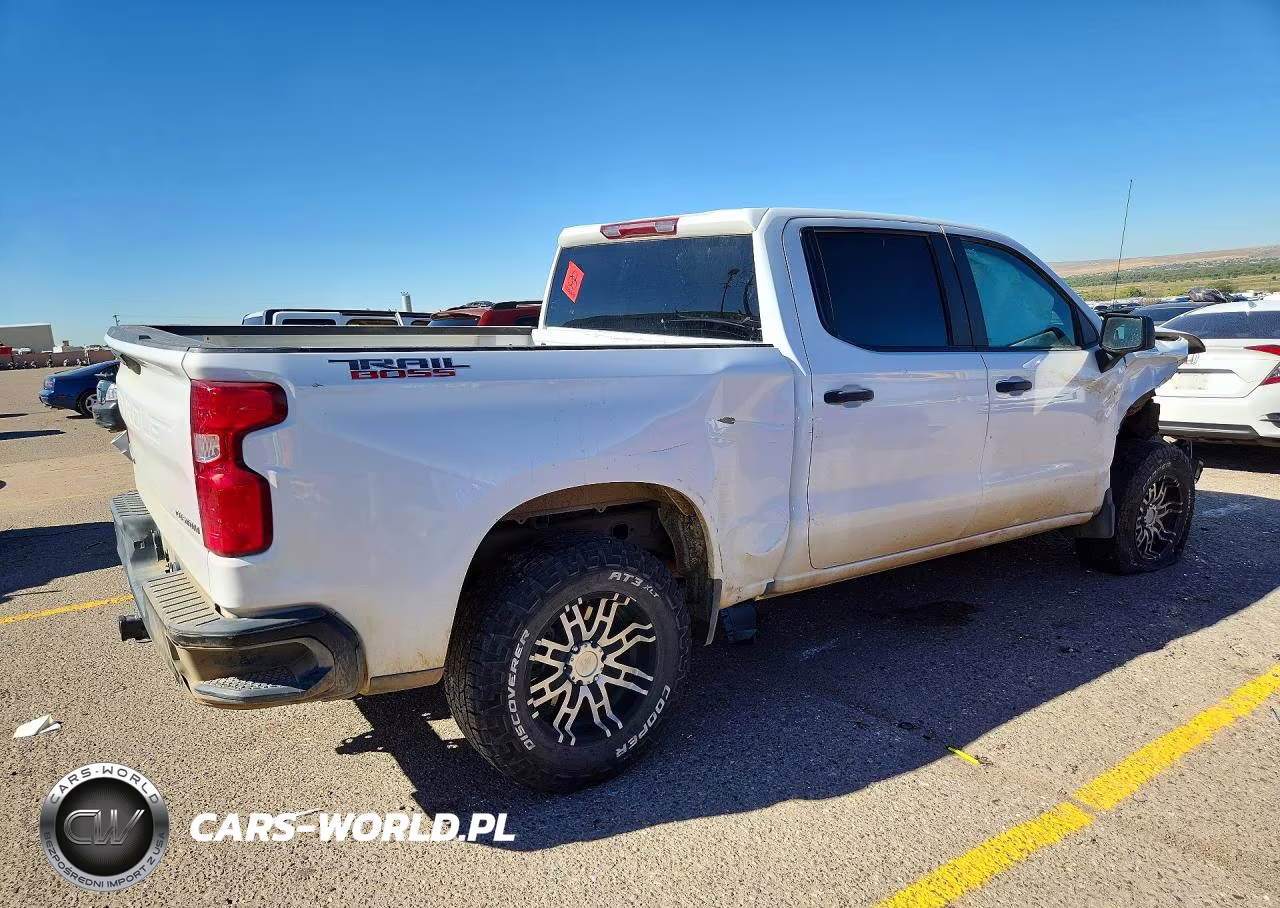 2025 Chevrolet Silverado K1500 Trail Boss Custom VIN:3GCUKCED8SG140157 - 3