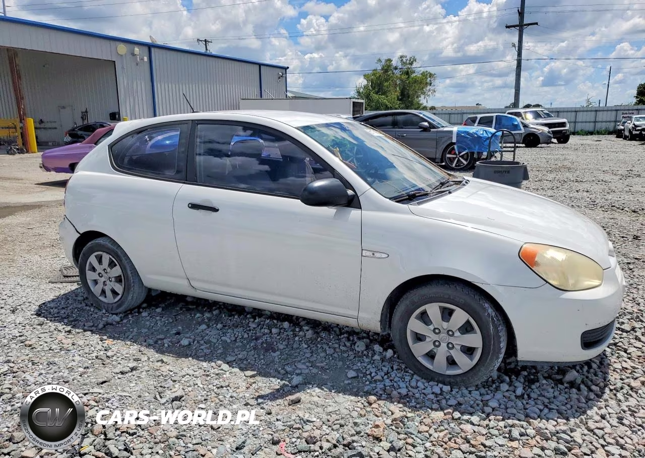 2008 Hyundai Accent Gs VIN:KMHCM36C68U083325 - 4